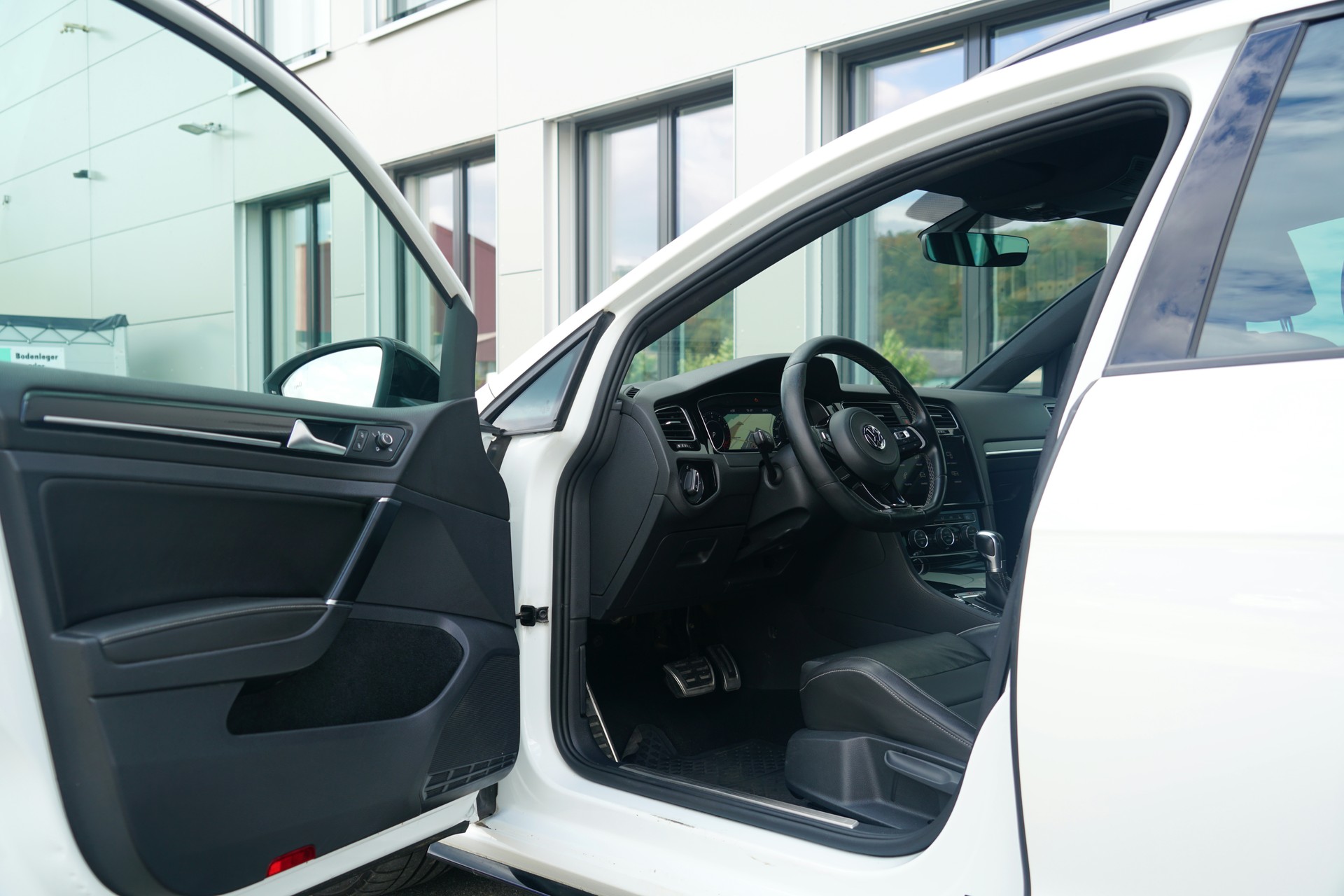 VW Golf Variant 2.0 TSI R 4Motion DSG (CH)-image-3