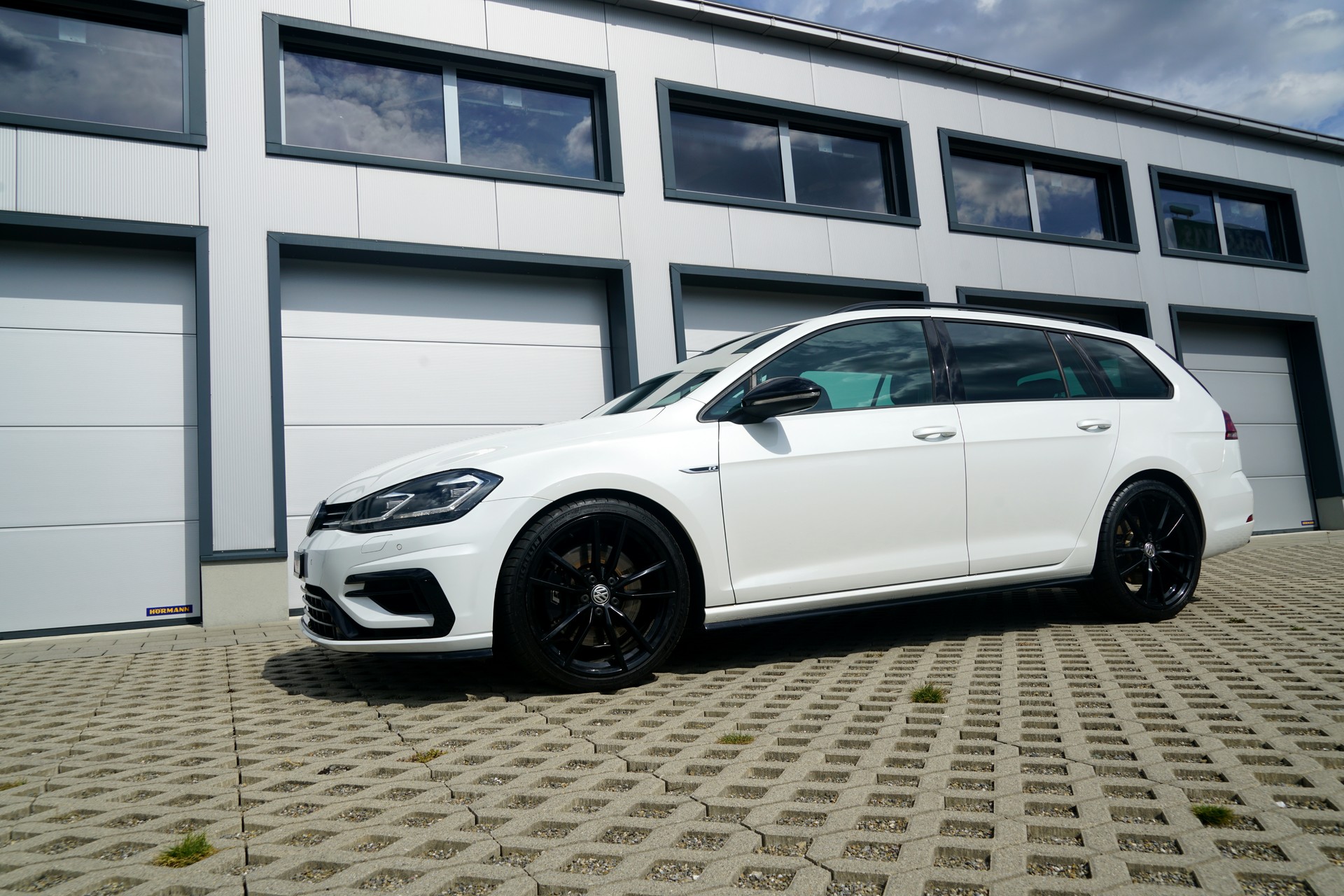 VW Golf Variant 2.0 TSI R 4Motion DSG (CH)-image-15