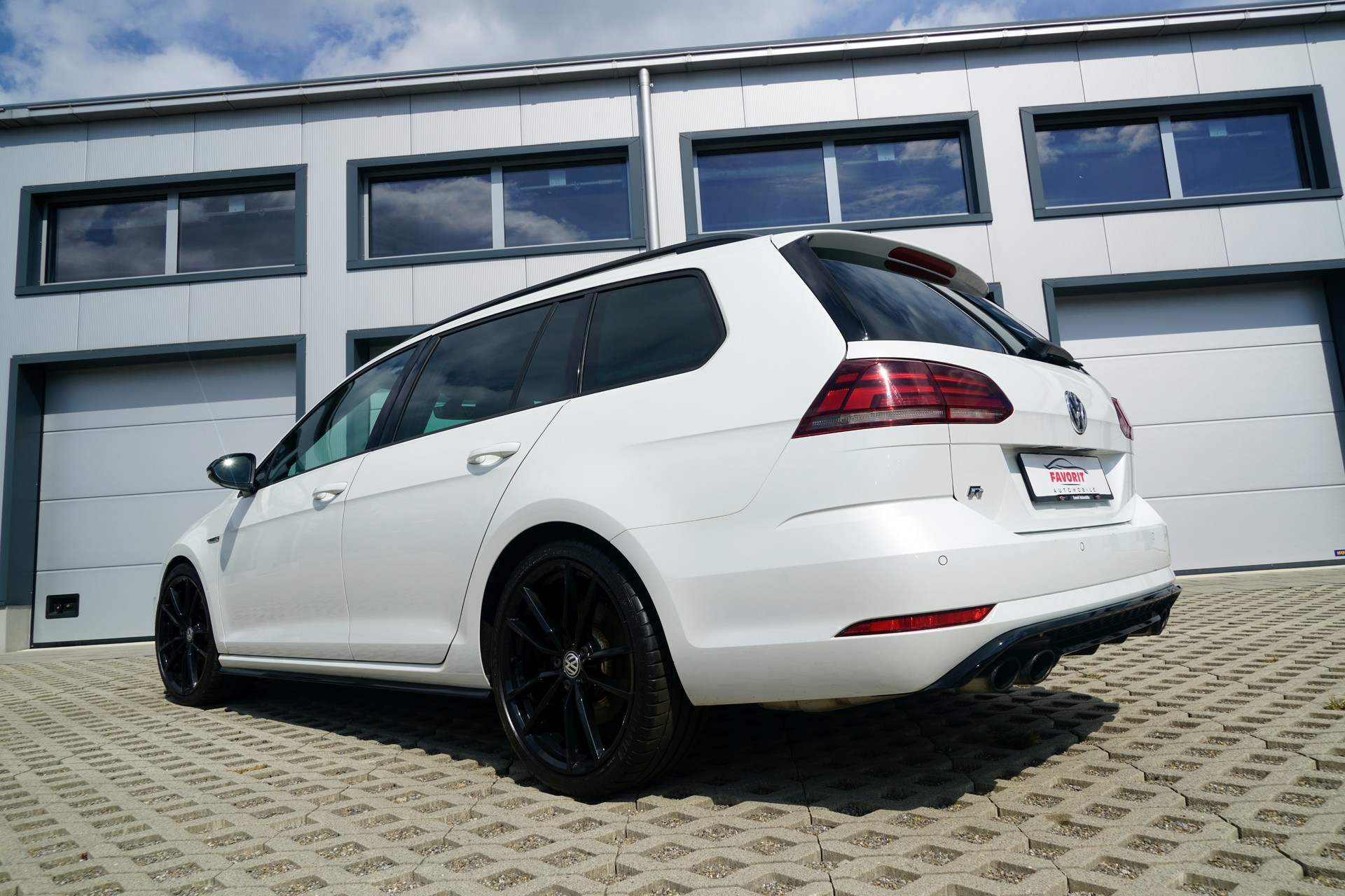 VW Golf Variant 2.0 TSI R 4Motion DSG (CH)-image-2