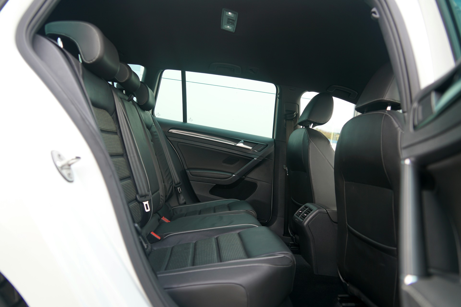 VW Golf Variant 2.0 TSI R 4Motion DSG (CH)-image-12