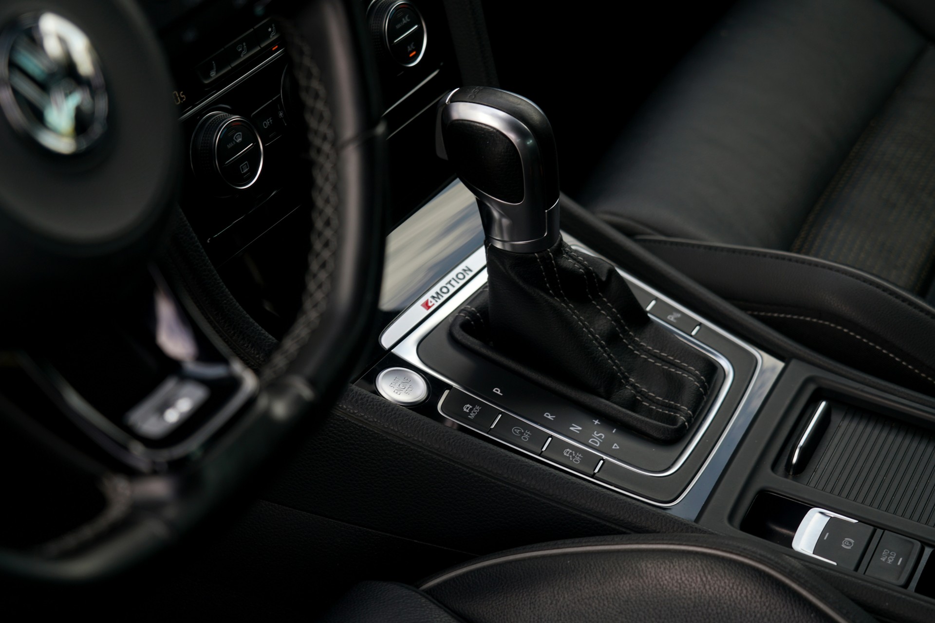 VW Golf Variant 2.0 TSI R 4Motion DSG (CH)-image-5
