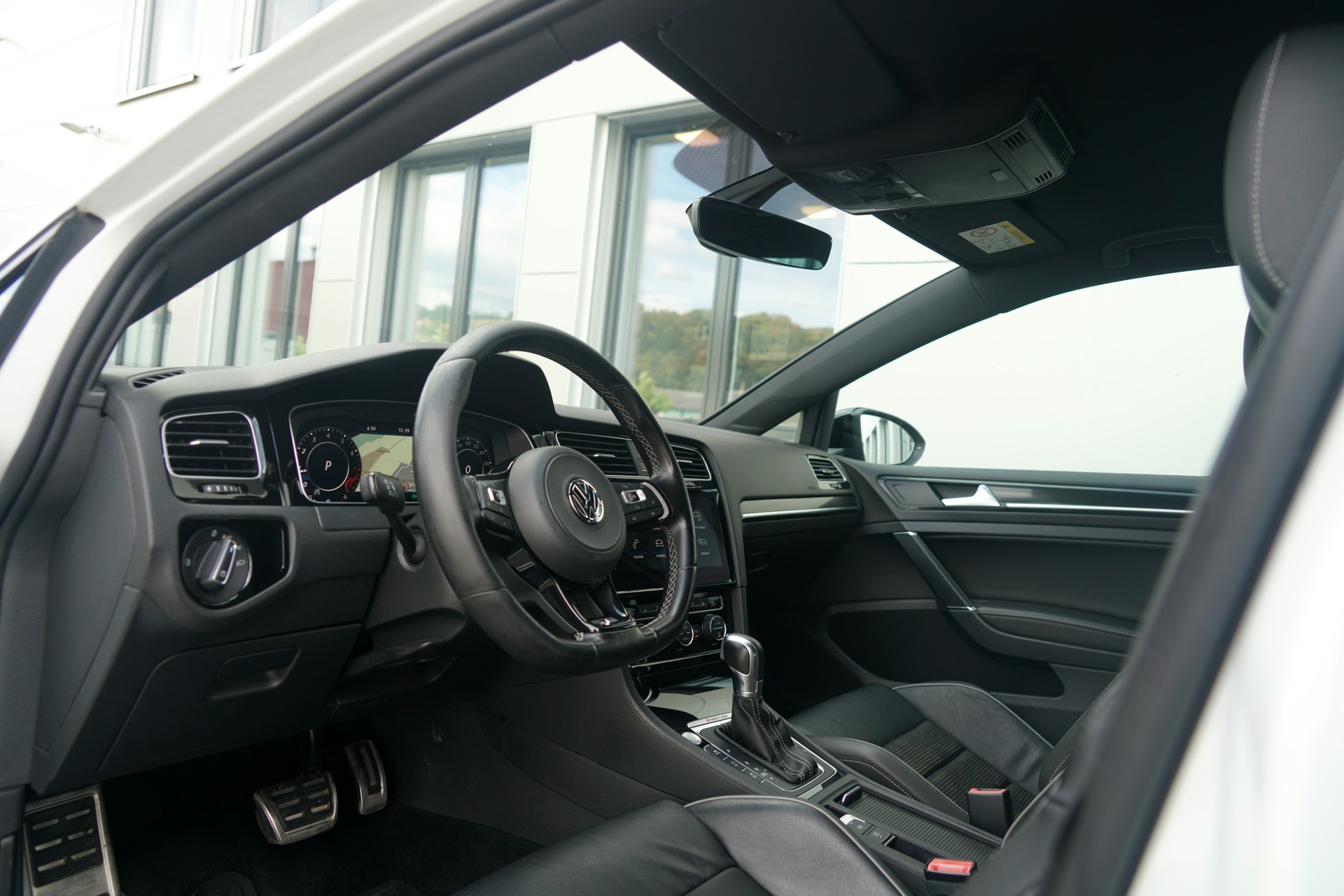 VW Golf Variant 2.0 TSI R 4Motion DSG (CH)-image-4
