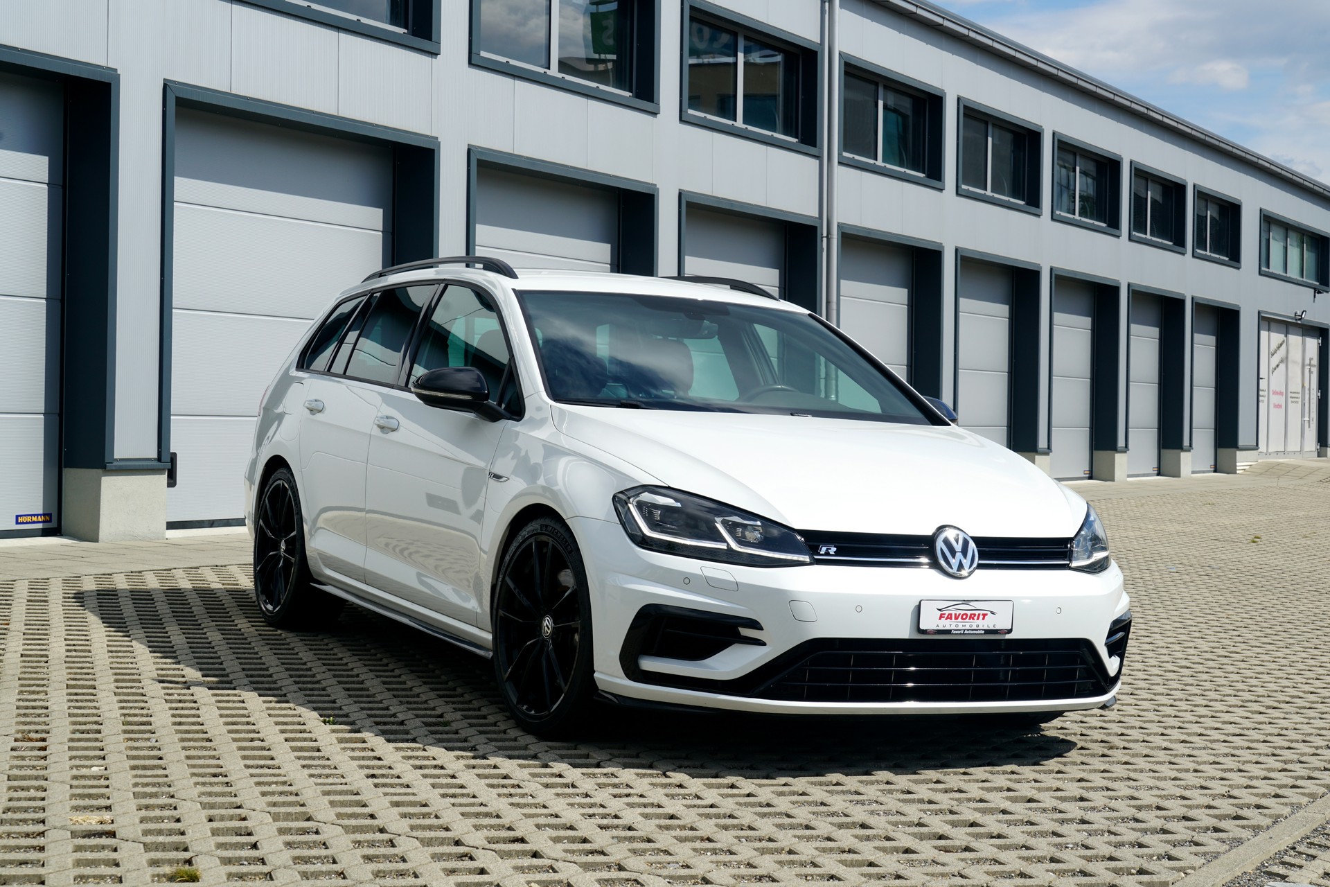 VW Golf Variant 2.0 TSI R 4Motion DSG (CH)-image-10