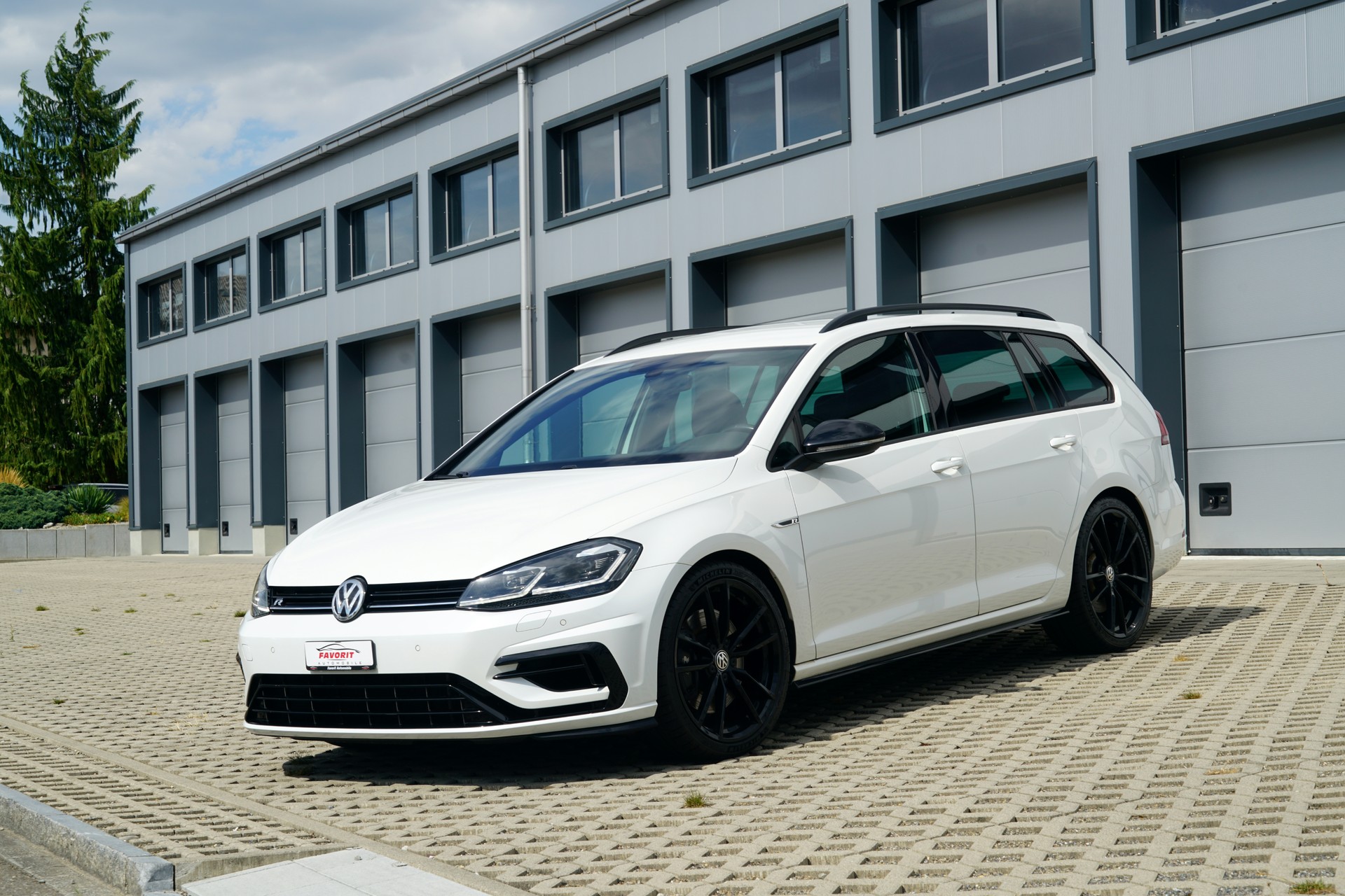 VW Golf Variant 2.0 TSI R 4Motion DSG (CH)-image-1