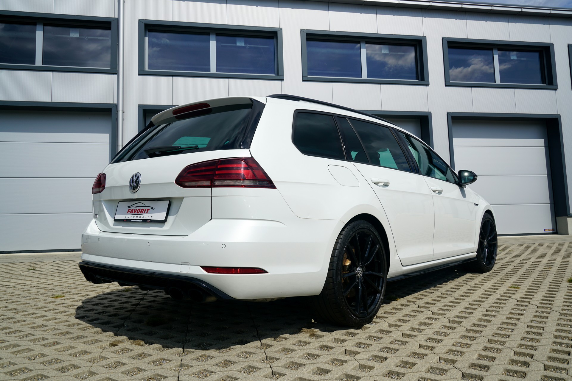 VW Golf Variant 2.0 TSI R 4Motion DSG (CH)-image-11