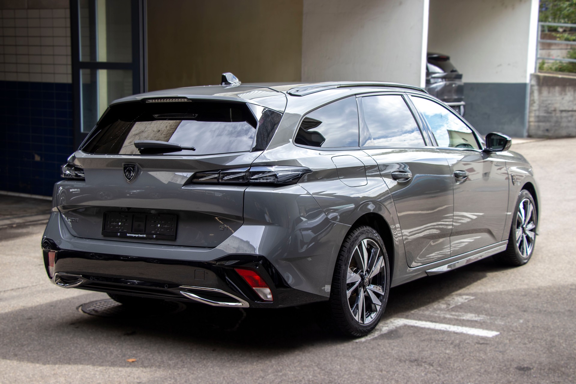 PEUGEOT 308 SW 1.2 HEV 136 GT-image-2