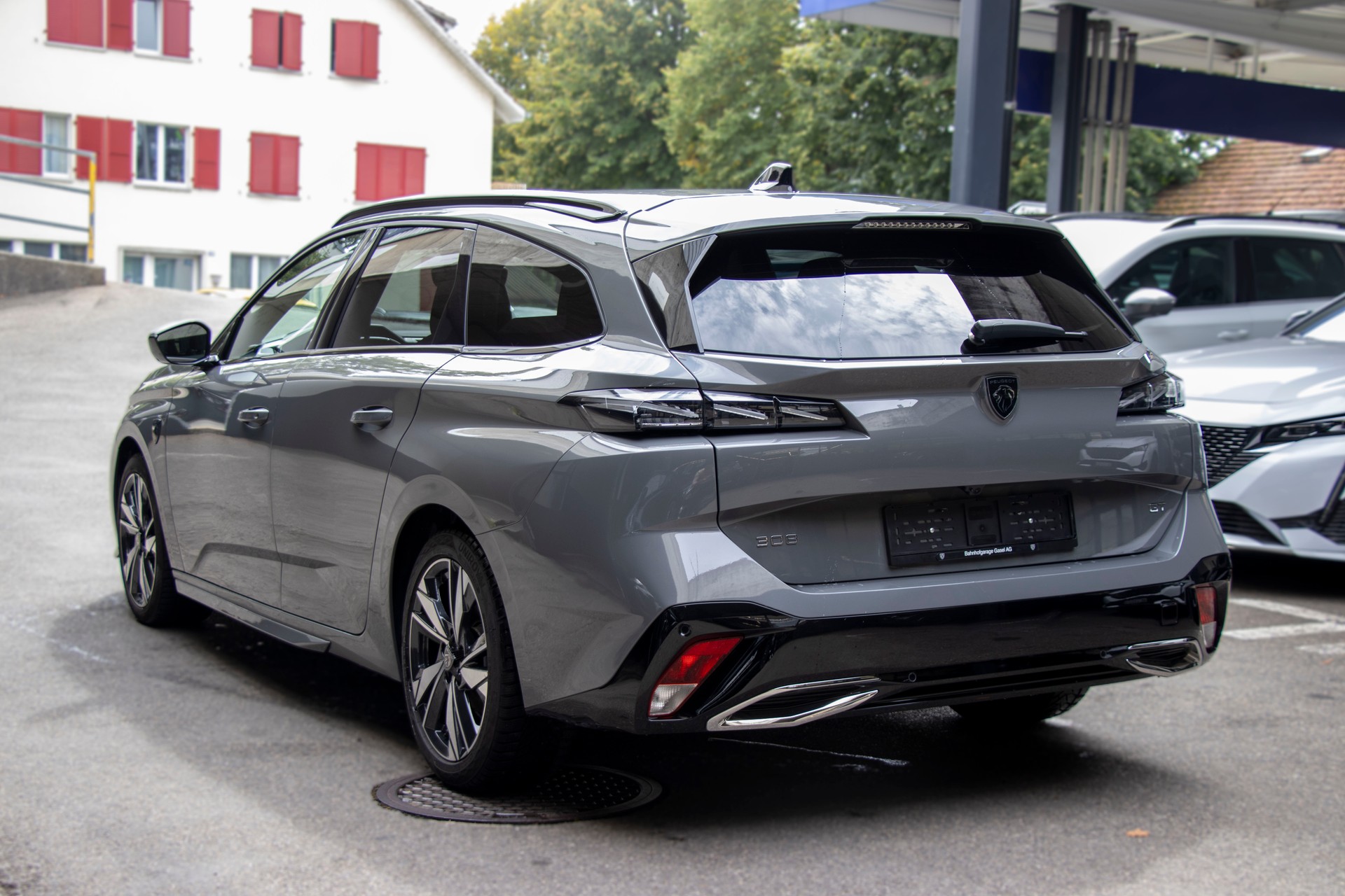 PEUGEOT 308 SW 1.2 HEV 136 GT-image-1