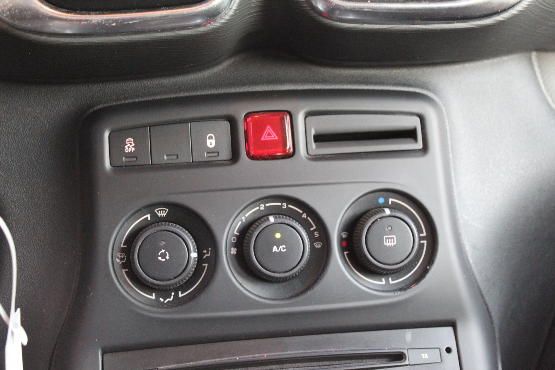 CITROEN C4 1.6 e-HDi Séduction-image-15