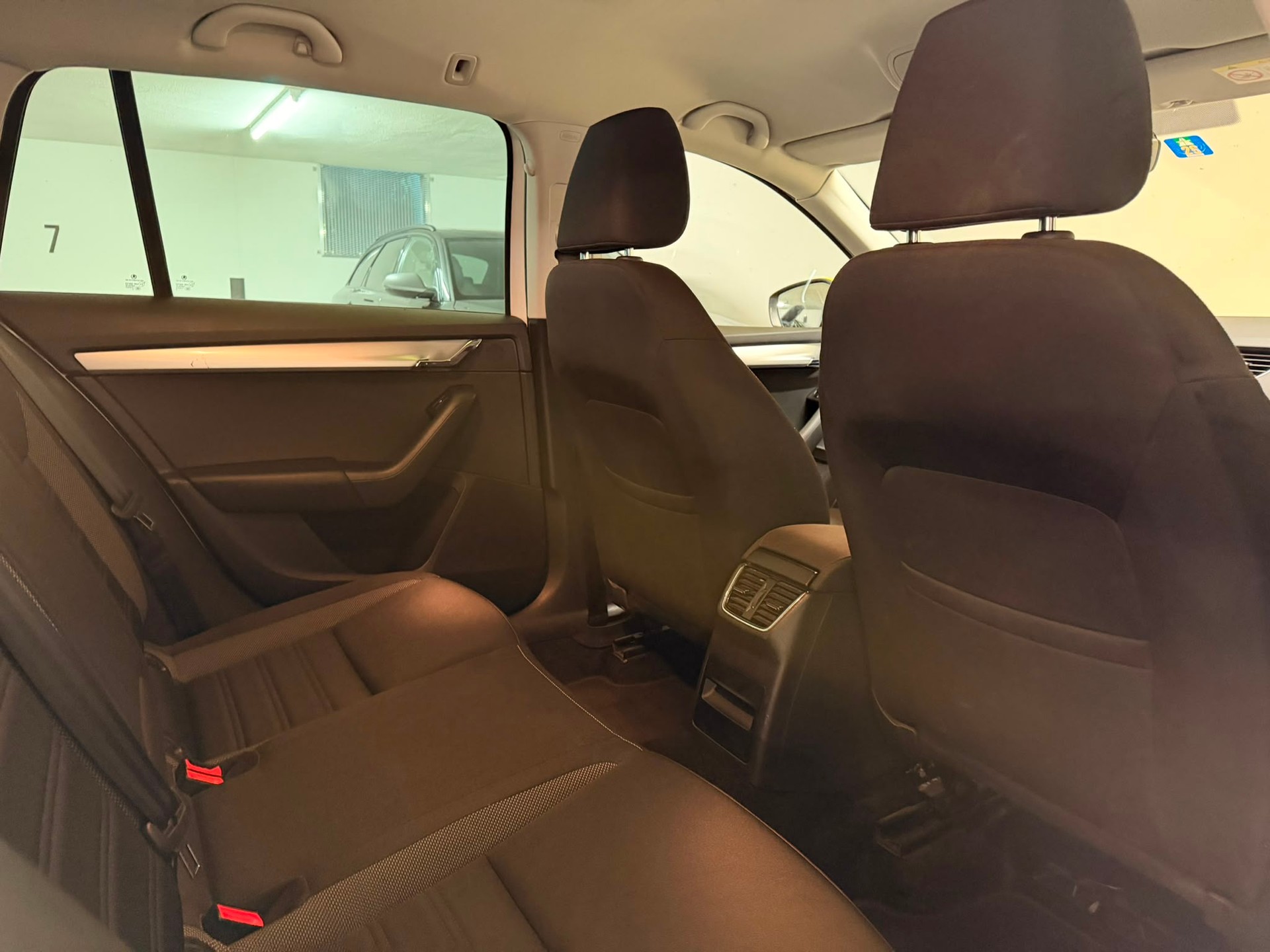 SKODA Octavia Combi 2.0 TDI Ambition 4x4-image-11