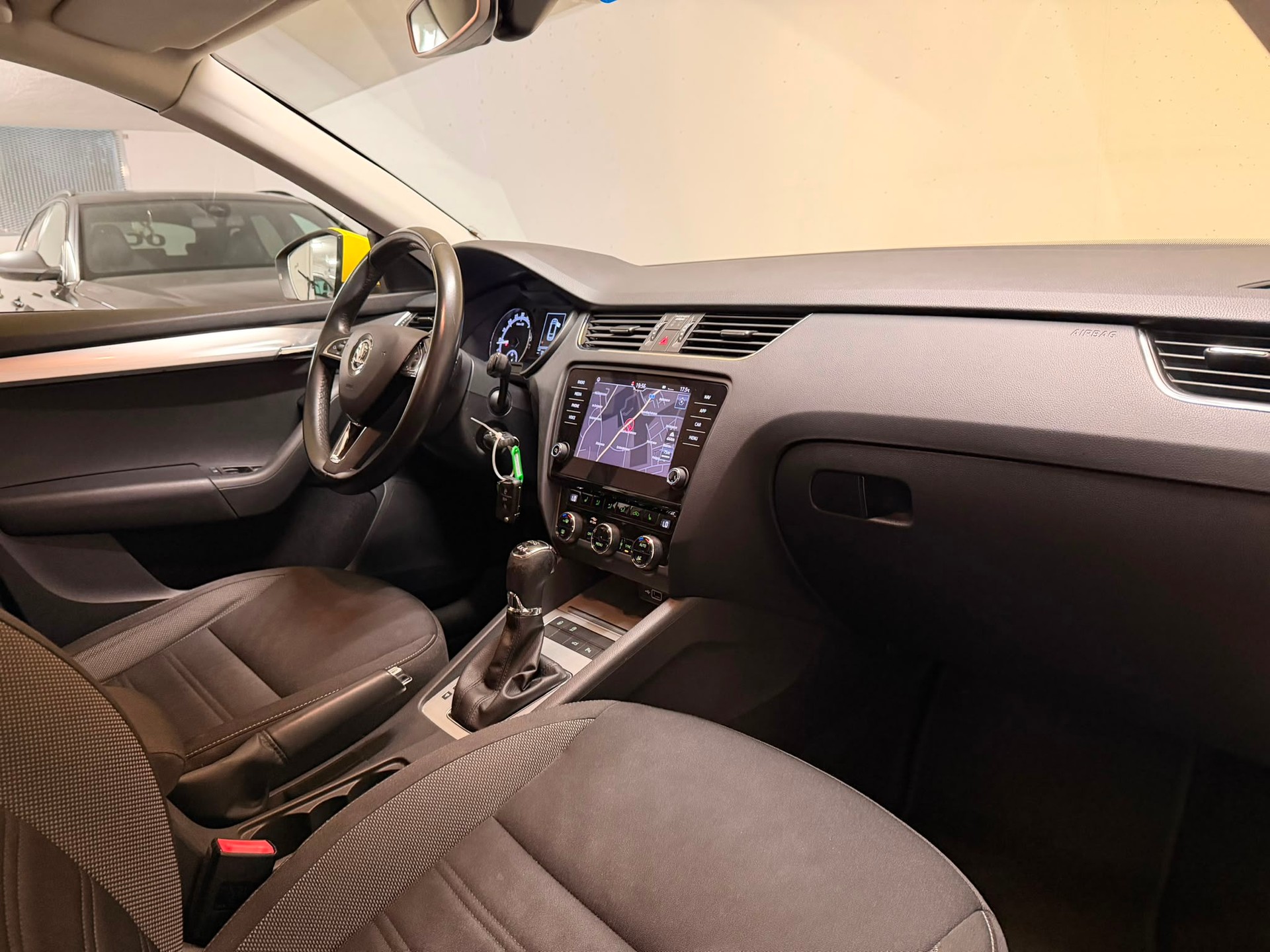 SKODA Octavia Combi 2.0 TDI Ambition 4x4-image-12