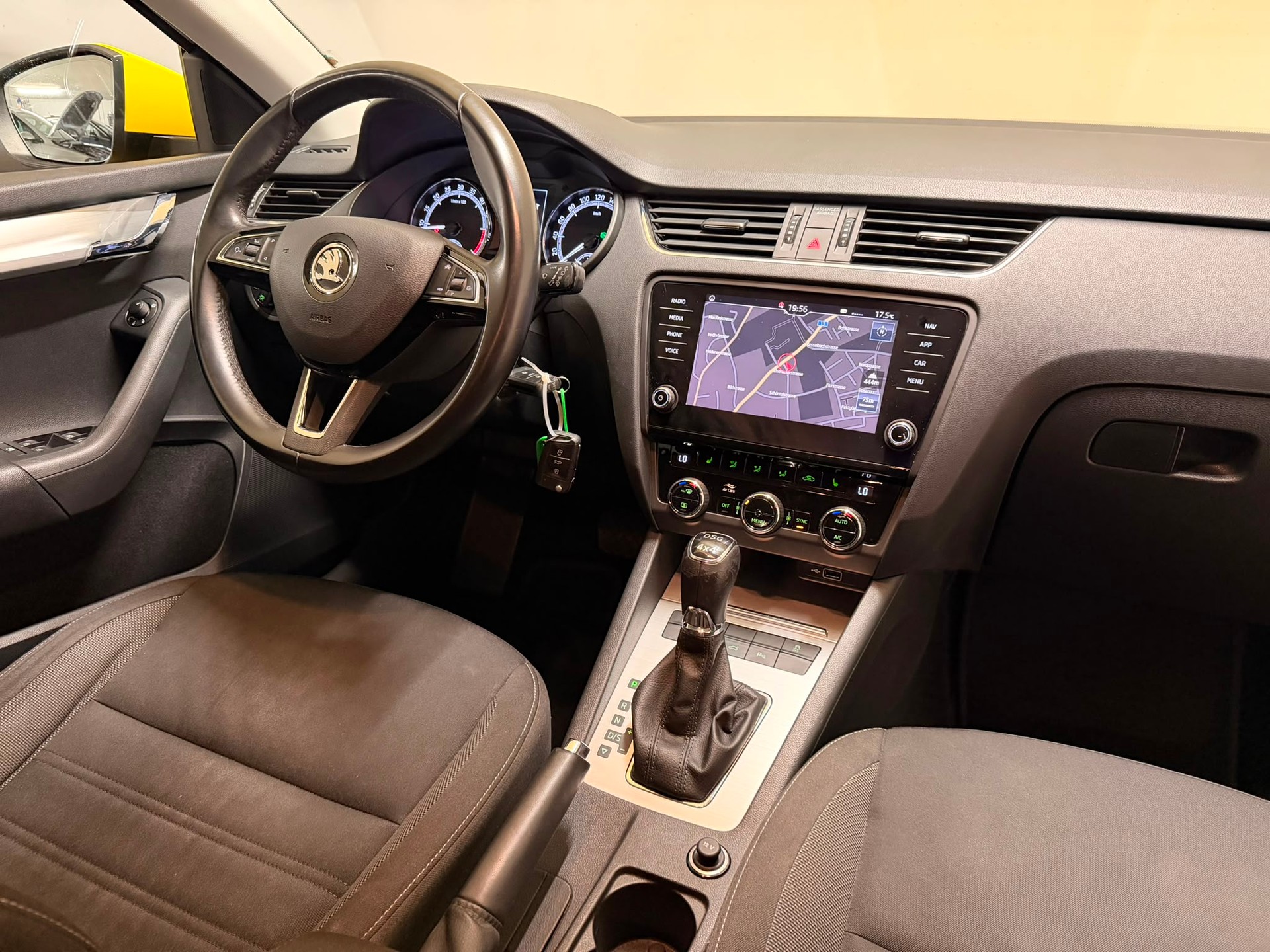SKODA Octavia Combi 2.0 TDI Ambition 4x4-image-13