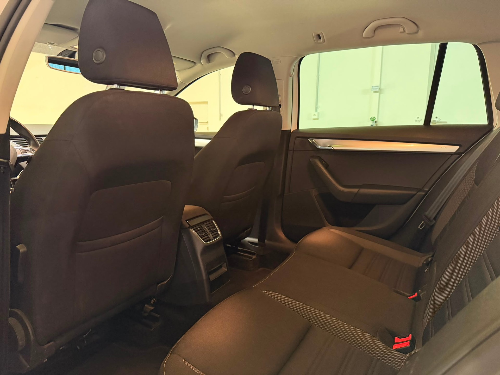 SKODA Octavia Combi 2.0 TDI Ambition 4x4-image-9