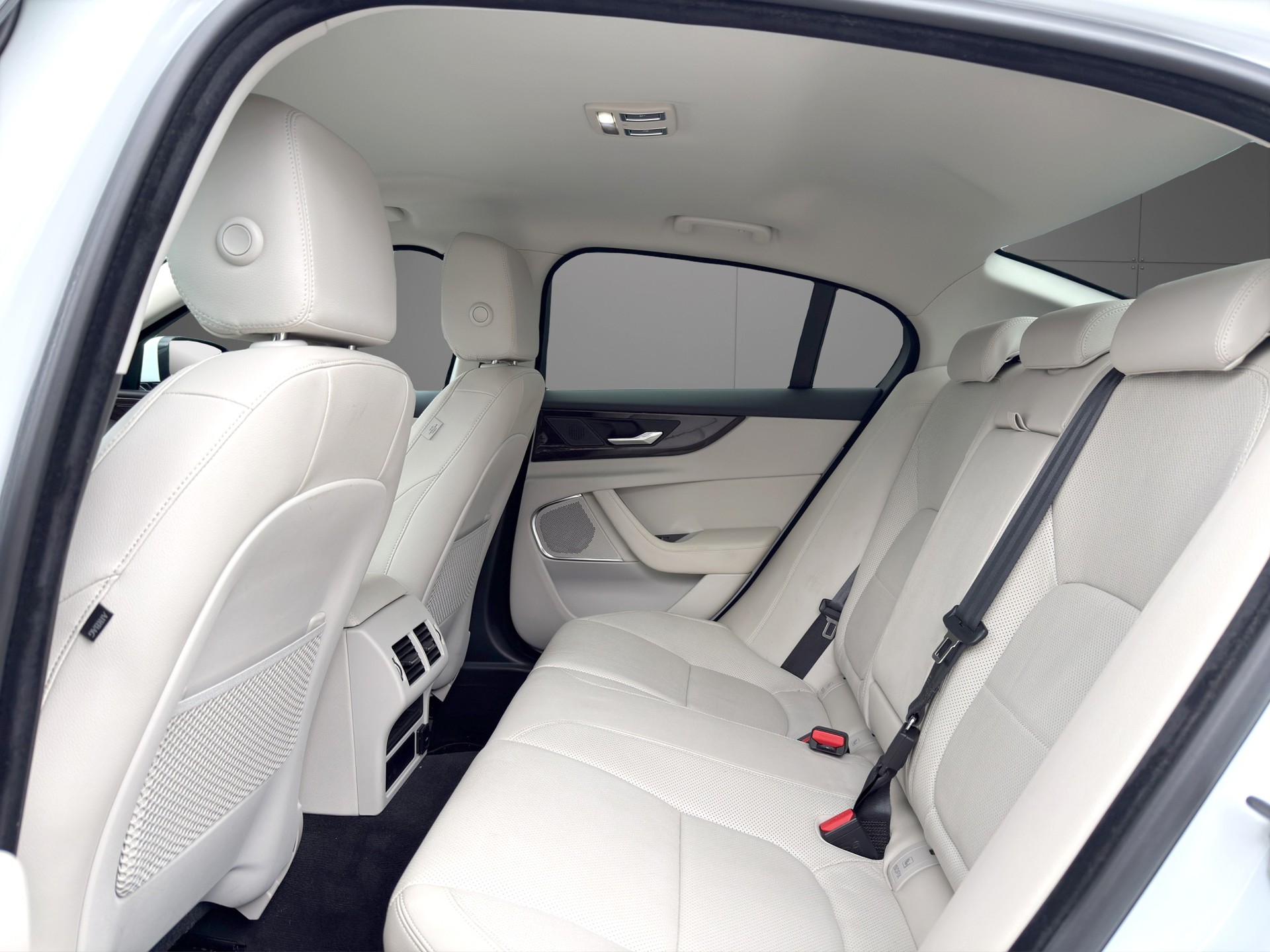 JAGUAR XE 2.0 SE P300 AWD Automat-image-6