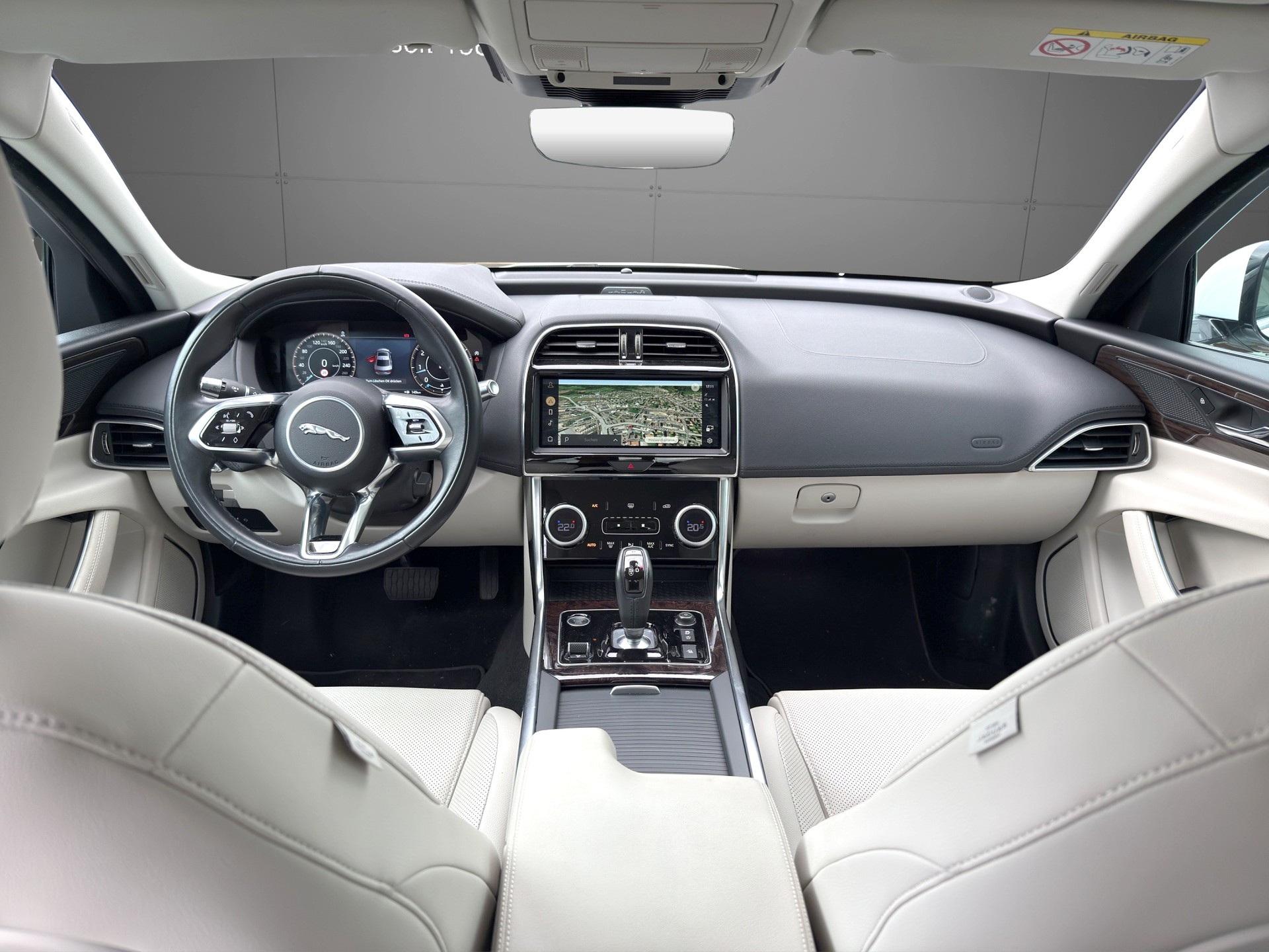 JAGUAR XE 2.0 SE P300 AWD Automat-image-4
