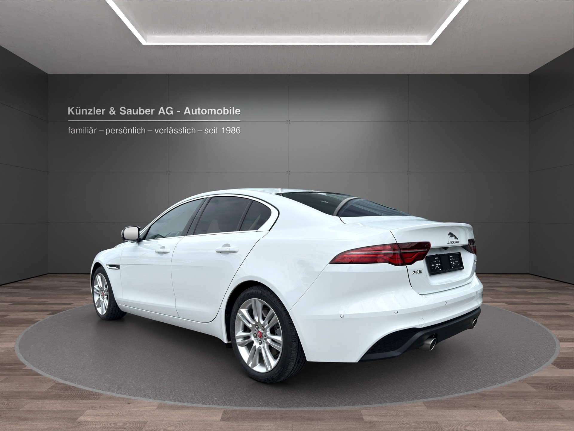 JAGUAR XE 2.0 SE P300 AWD Automat-image-16