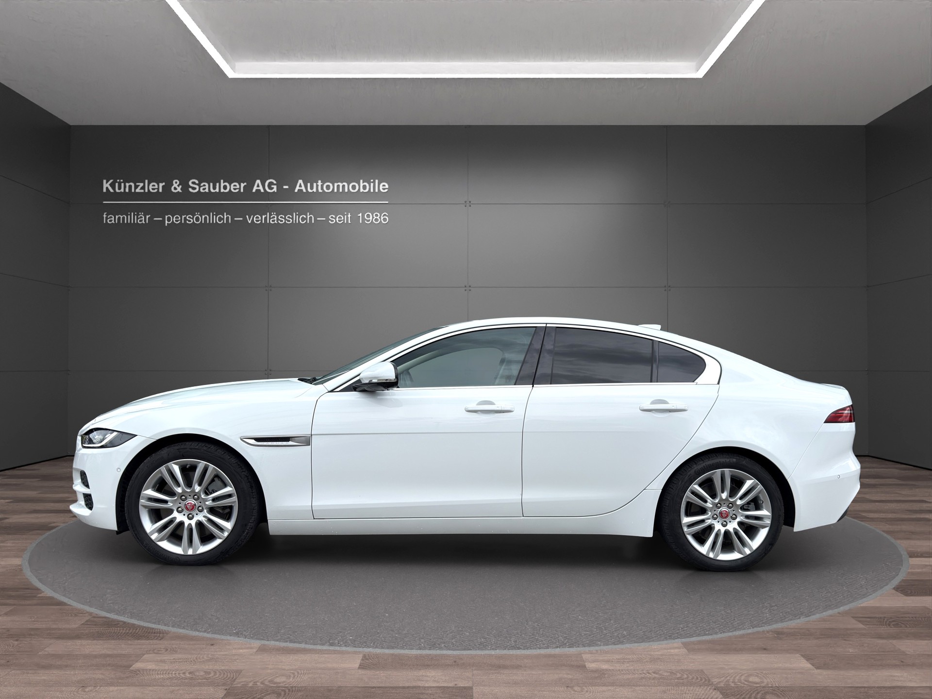 JAGUAR XE 2.0 SE P300 AWD Automat-showroom-element-3