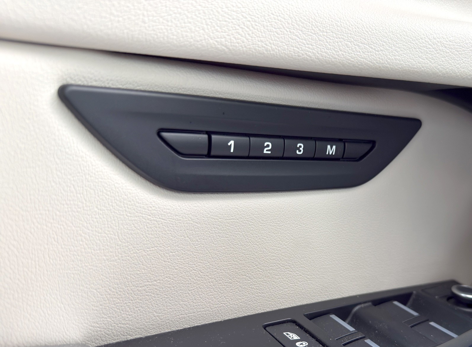 JAGUAR XE 2.0 SE P300 AWD Automat-image-12