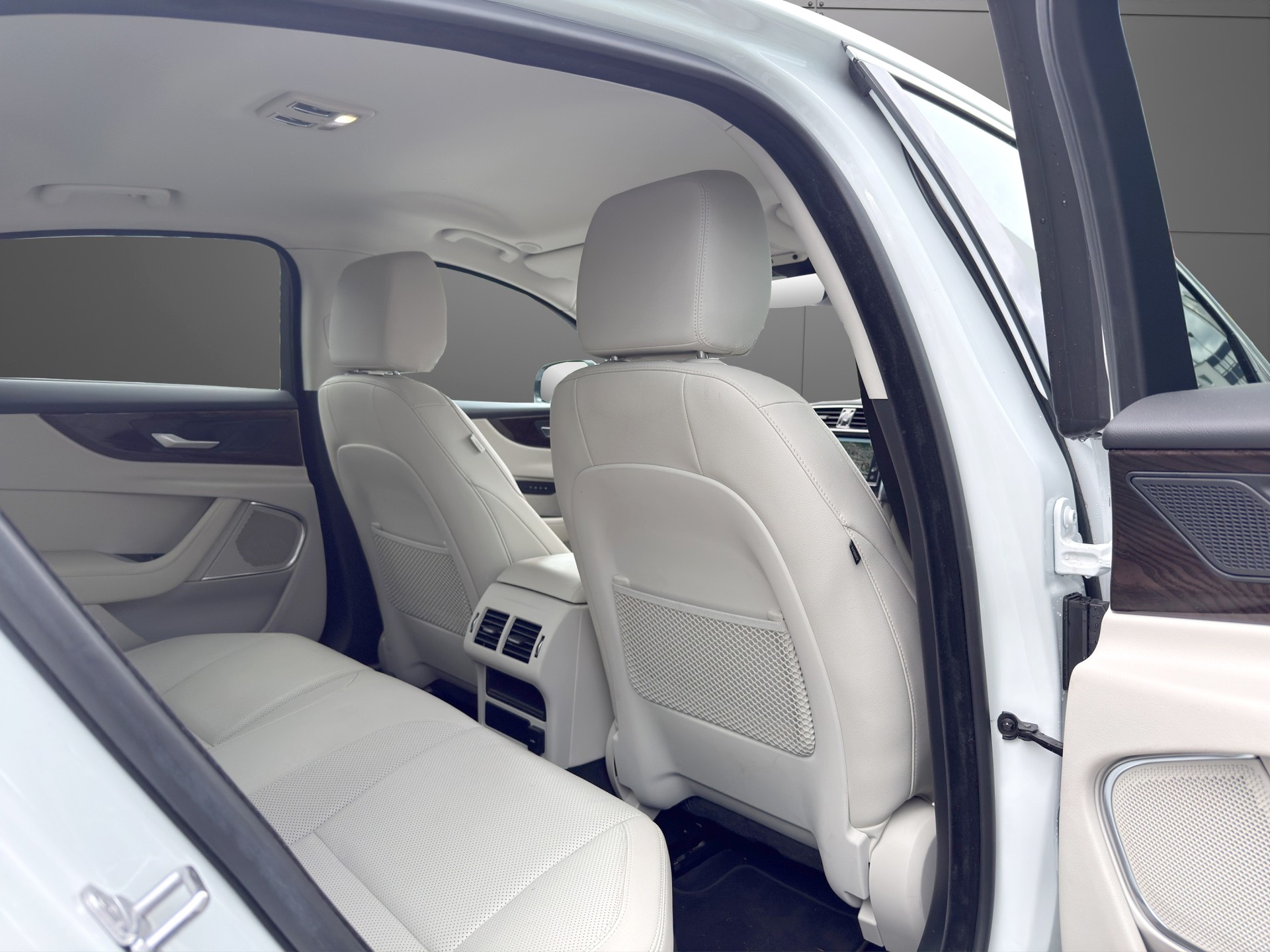 JAGUAR XE 2.0 SE P300 AWD Automat-image-7