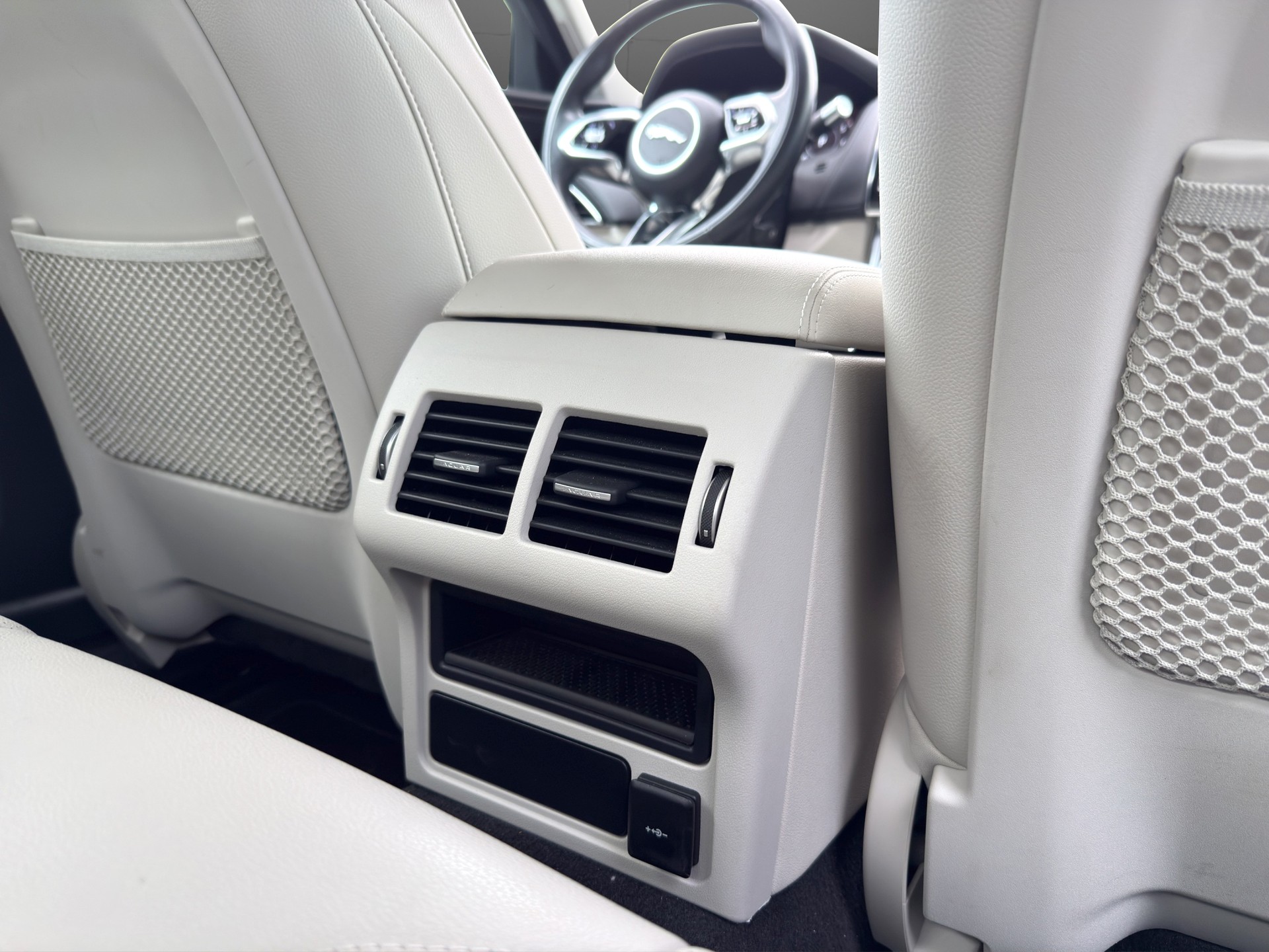 JAGUAR XE 2.0 SE P300 AWD Automat-image-13