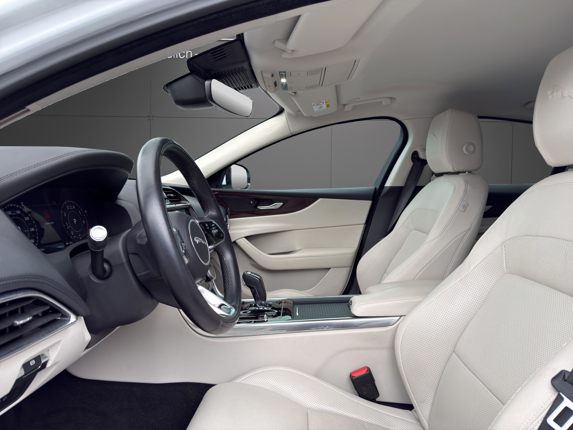 JAGUAR XE 2.0 SE P300 AWD Automat-image-5