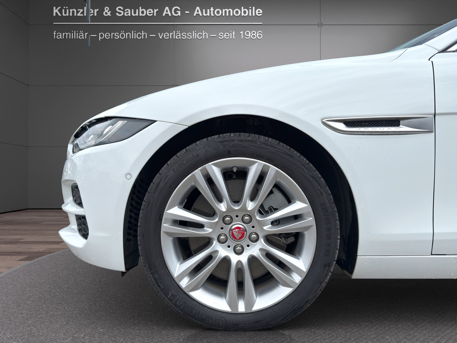 JAGUAR XE 2.0 SE P300 AWD Automat-showroom-element-2