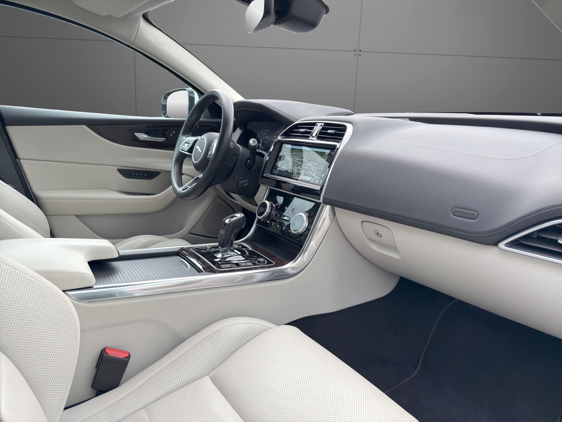 JAGUAR XE 2.0 SE P300 AWD Automat-image-8