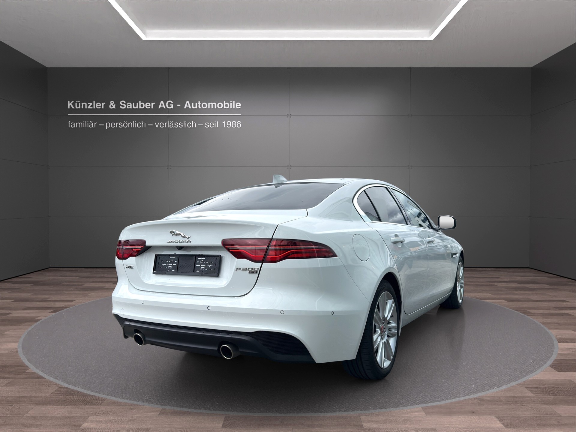 JAGUAR XE 2.0 SE P300 AWD Automat-image-15