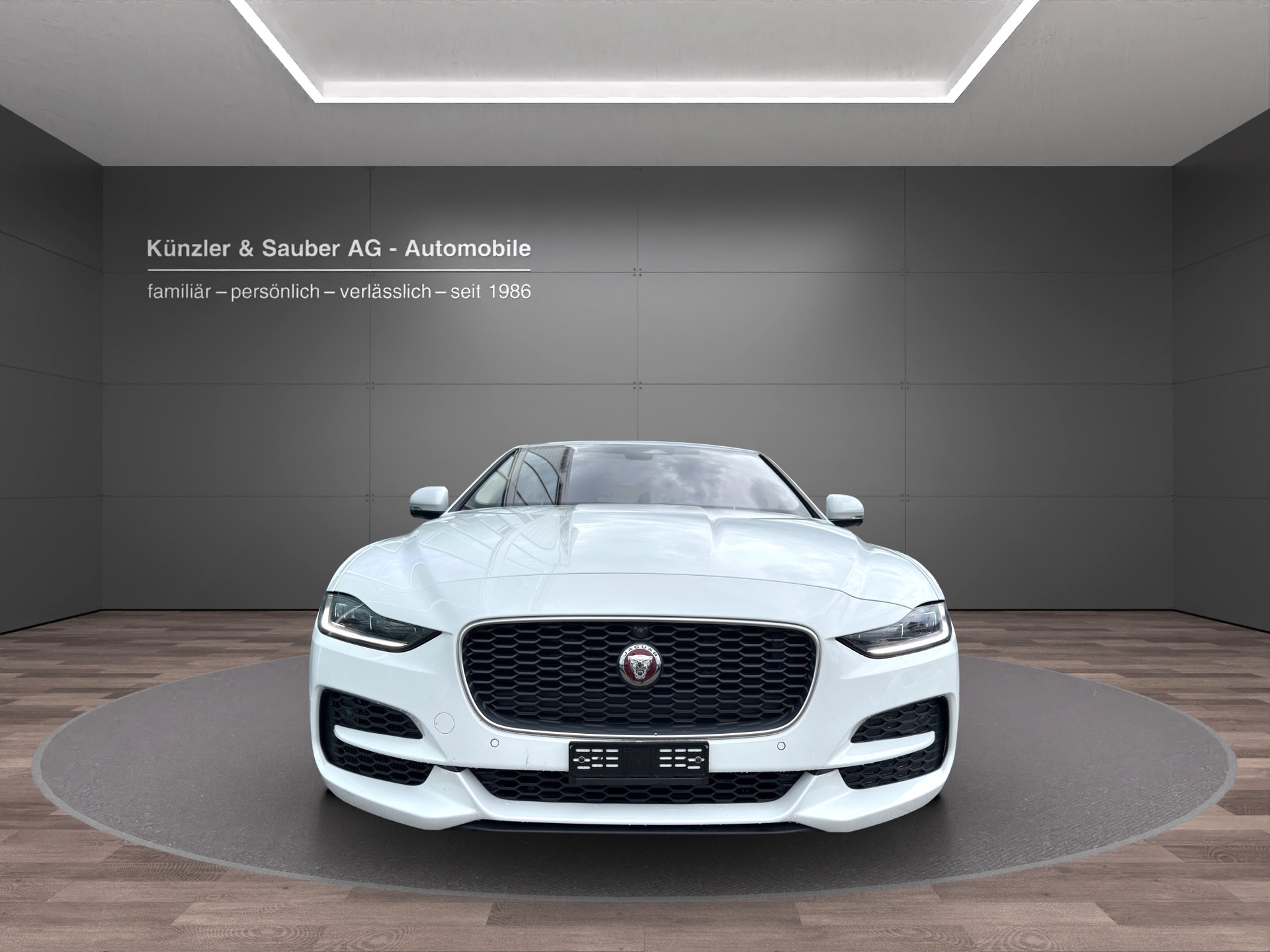 JAGUAR XE 2.0 SE P300 AWD Automat-showroom-element-1