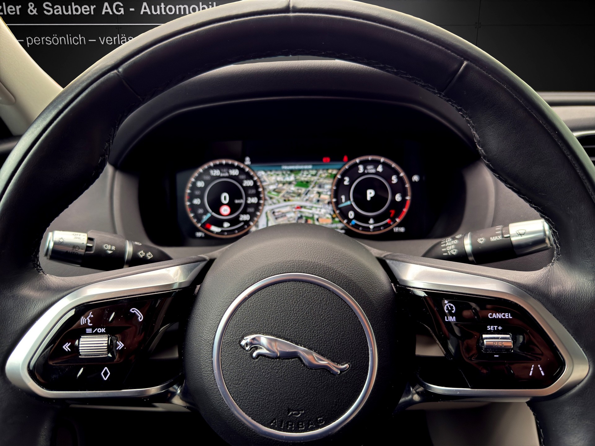 JAGUAR XE 2.0 SE P300 AWD Automat-image-9