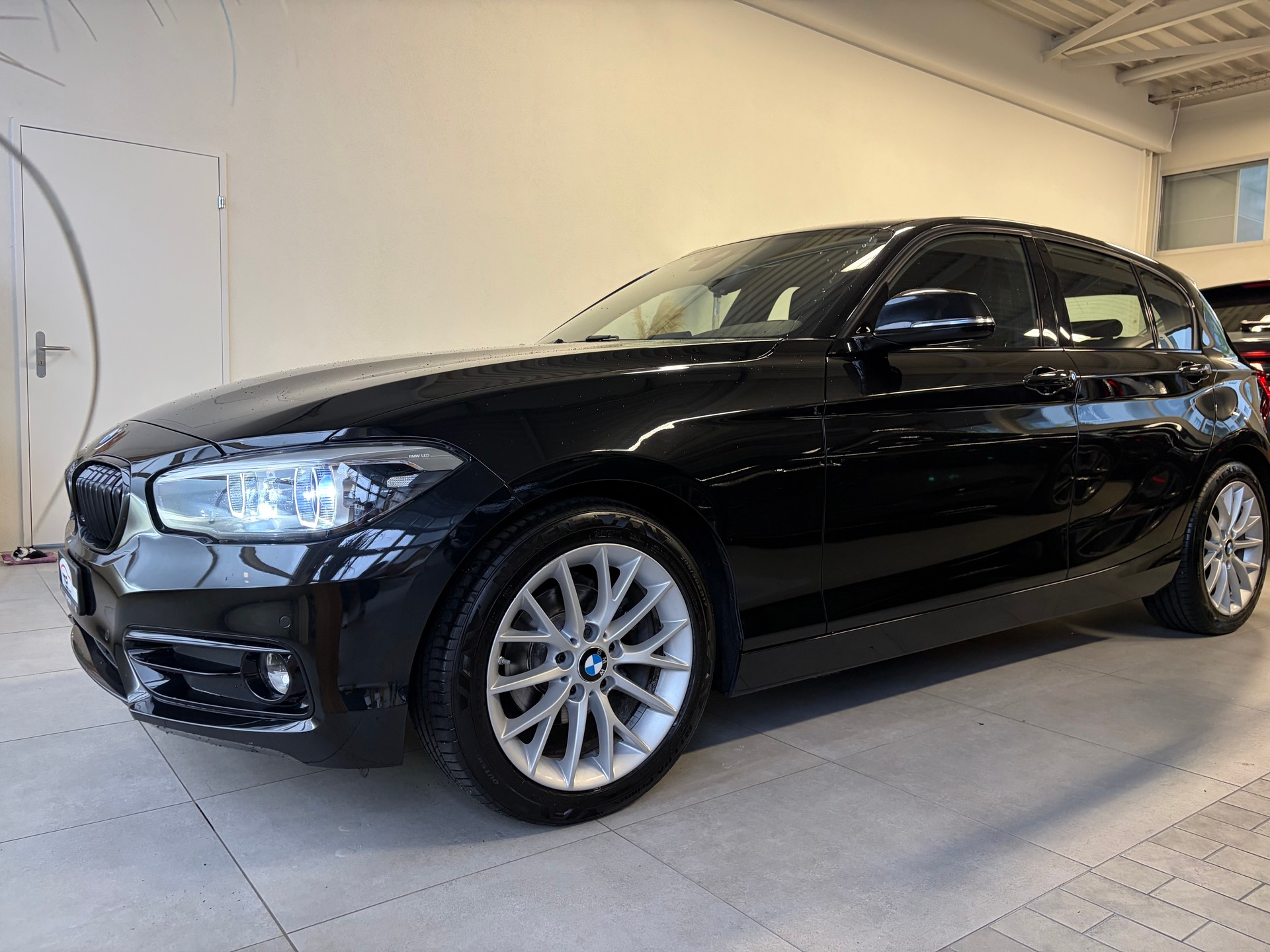 BMW 118i Edition Sport Line Steptronic-image-3