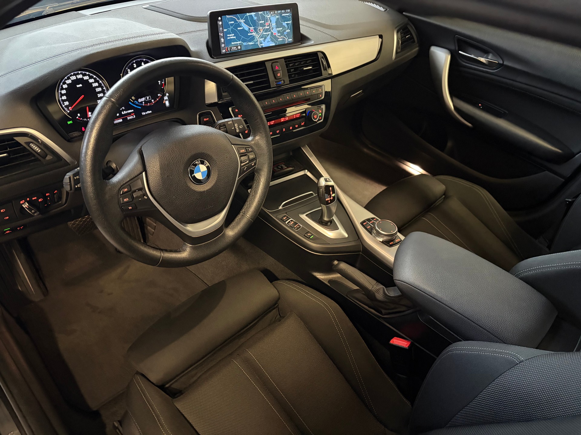 BMW 118i Edition Sport Line Steptronic-image-8