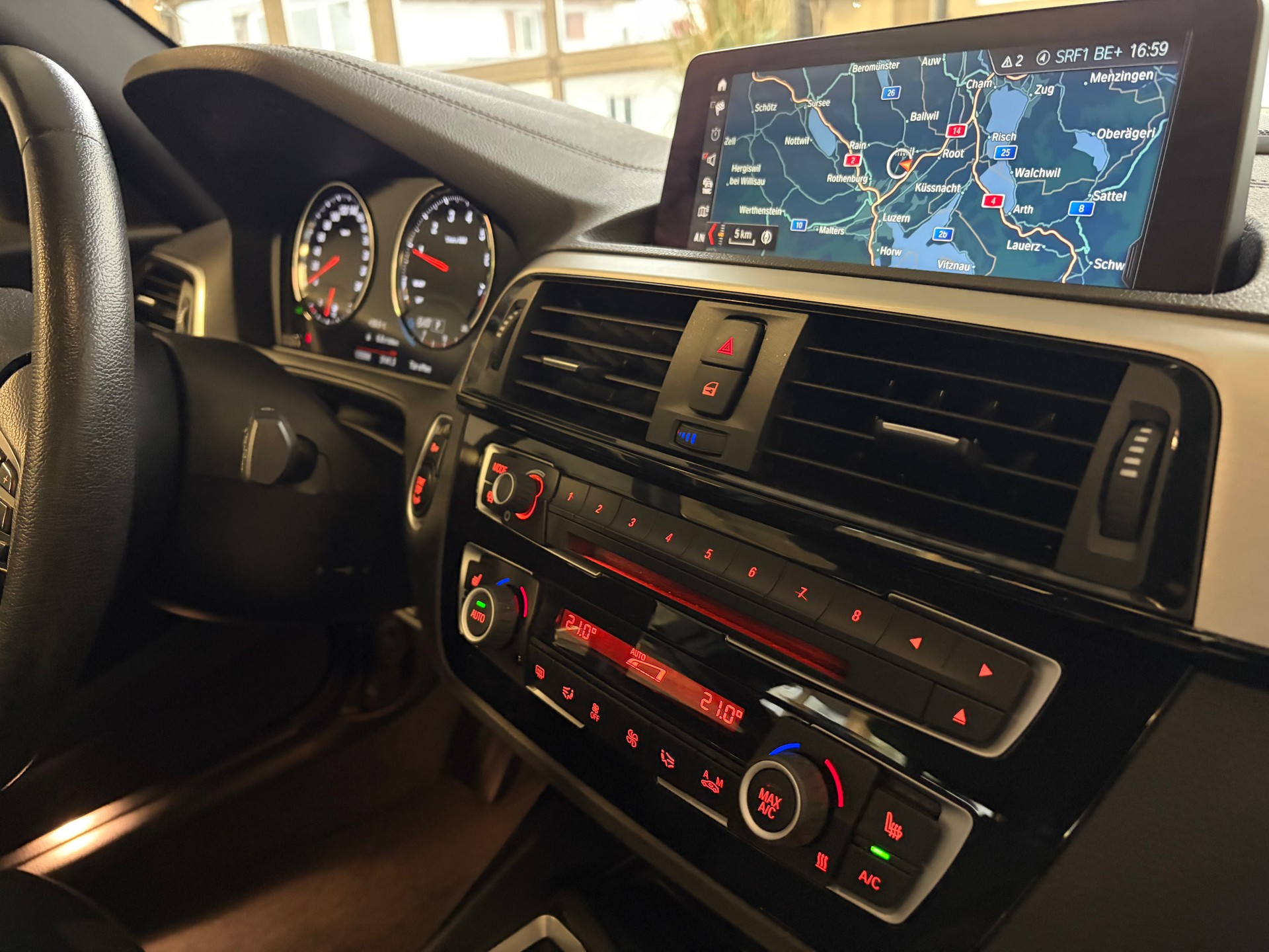 BMW 118i Edition Sport Line Steptronic-image-10