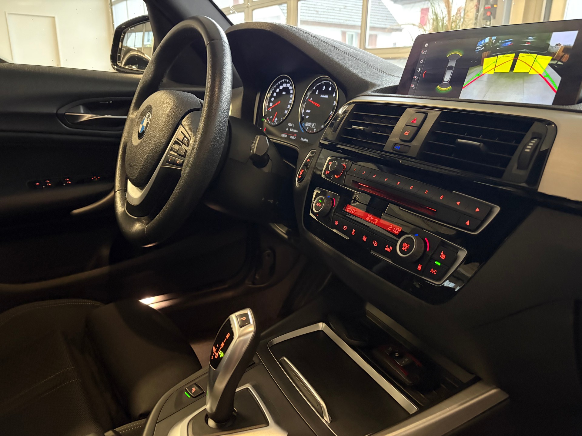 BMW 118i Edition Sport Line Steptronic-image-9