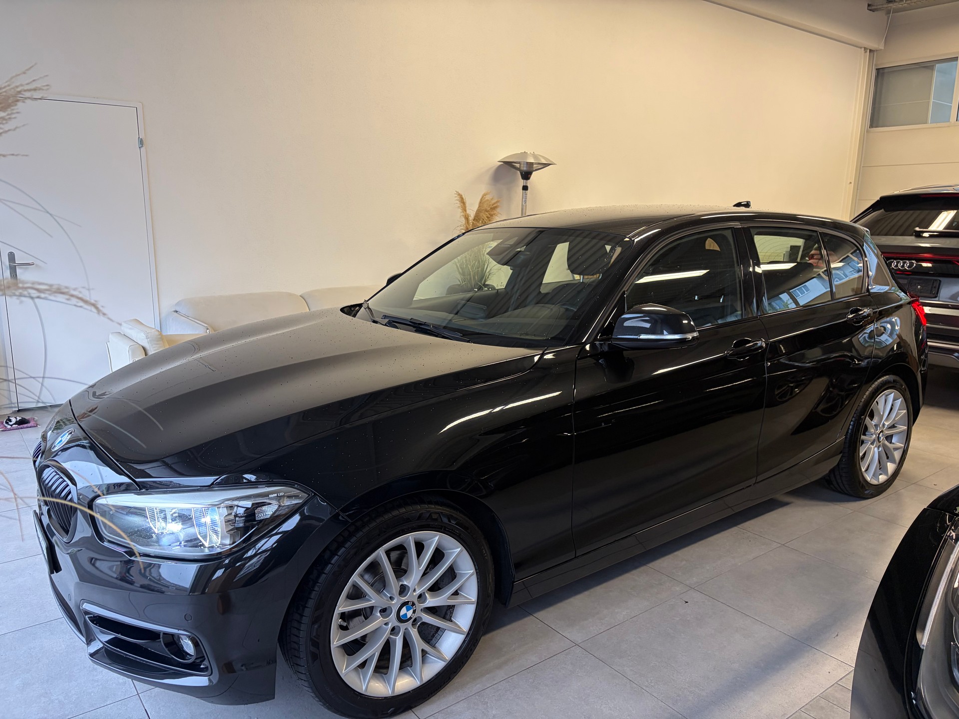 BMW 118i Edition Sport Line Steptronic-image-0