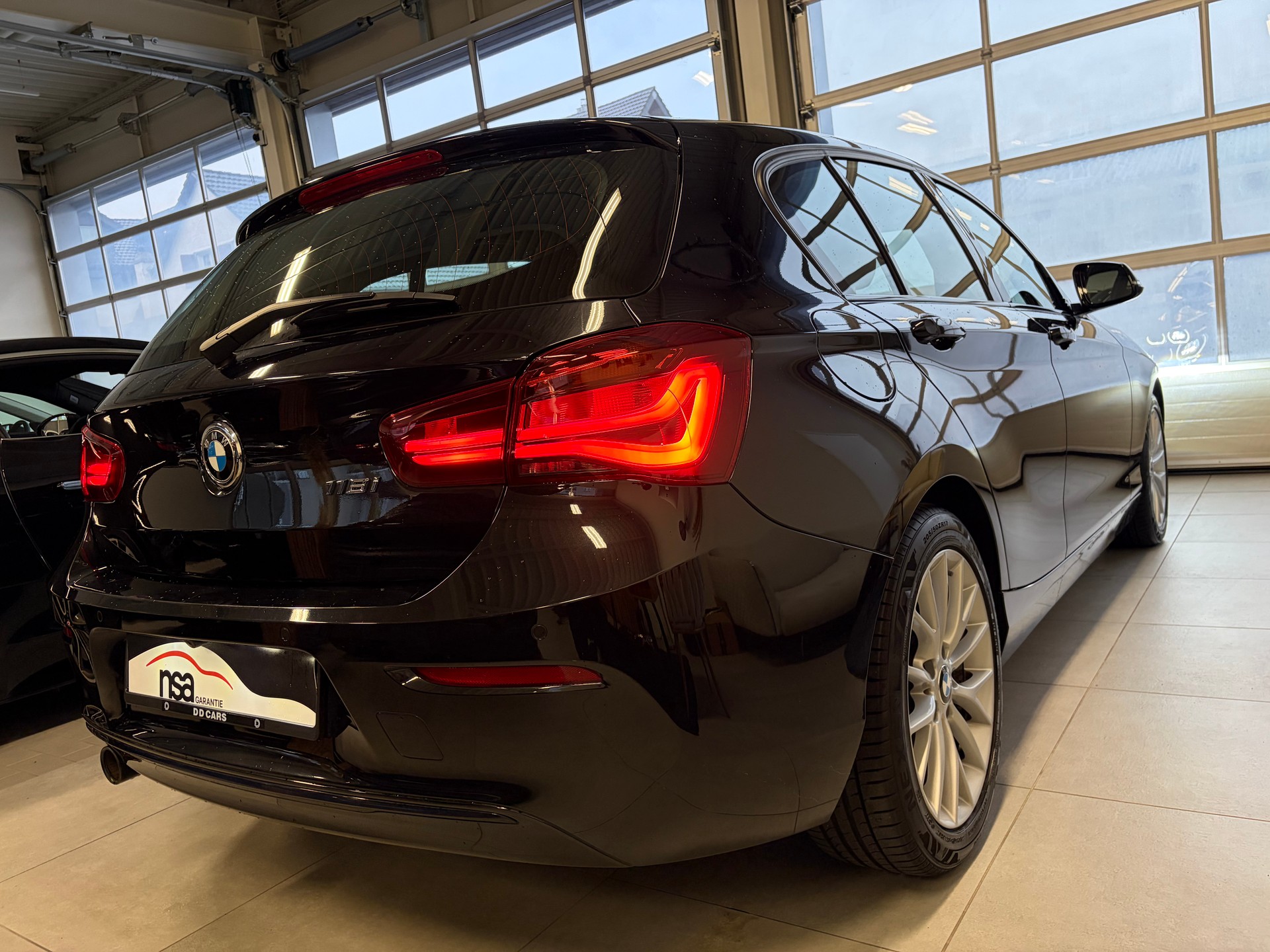 BMW 118i Edition Sport Line Steptronic-image-5