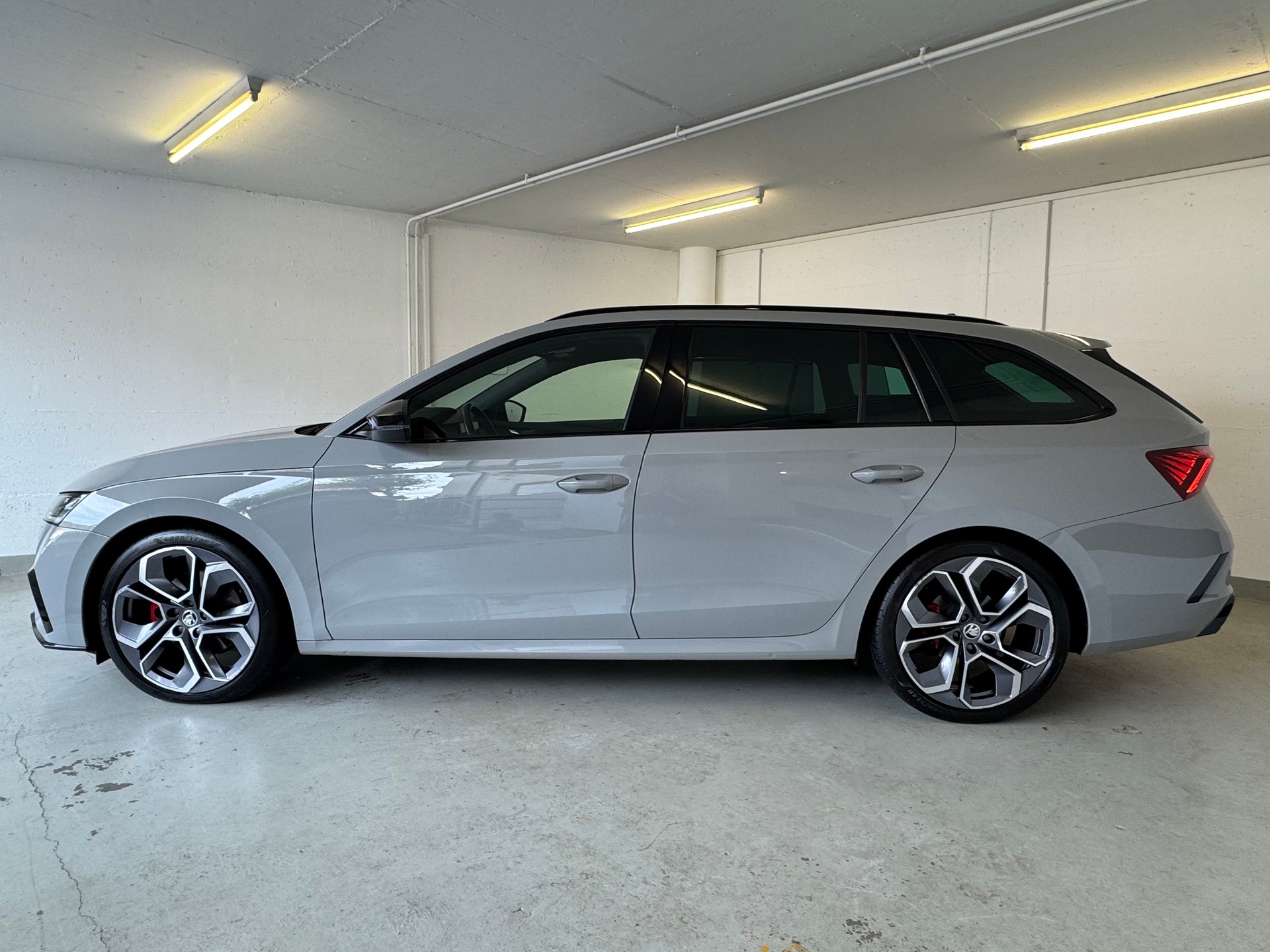 SKODA Octavia Combi 2.0 TDI DSG RS 4x4-image-2