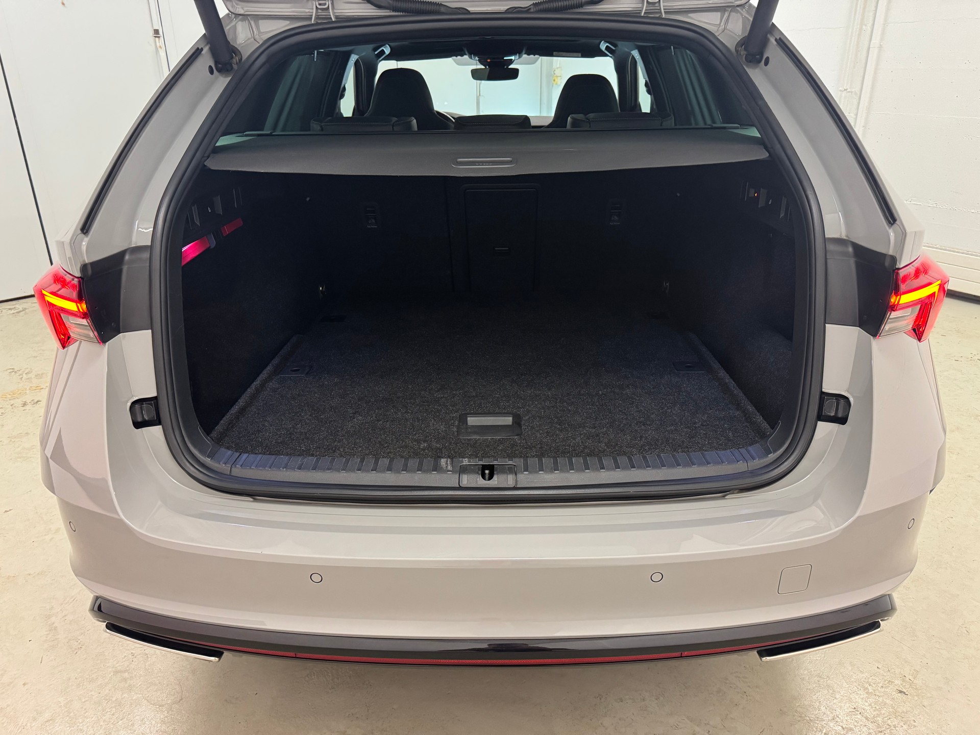 SKODA Octavia Combi 2.0 TDI DSG RS 4x4-image-9