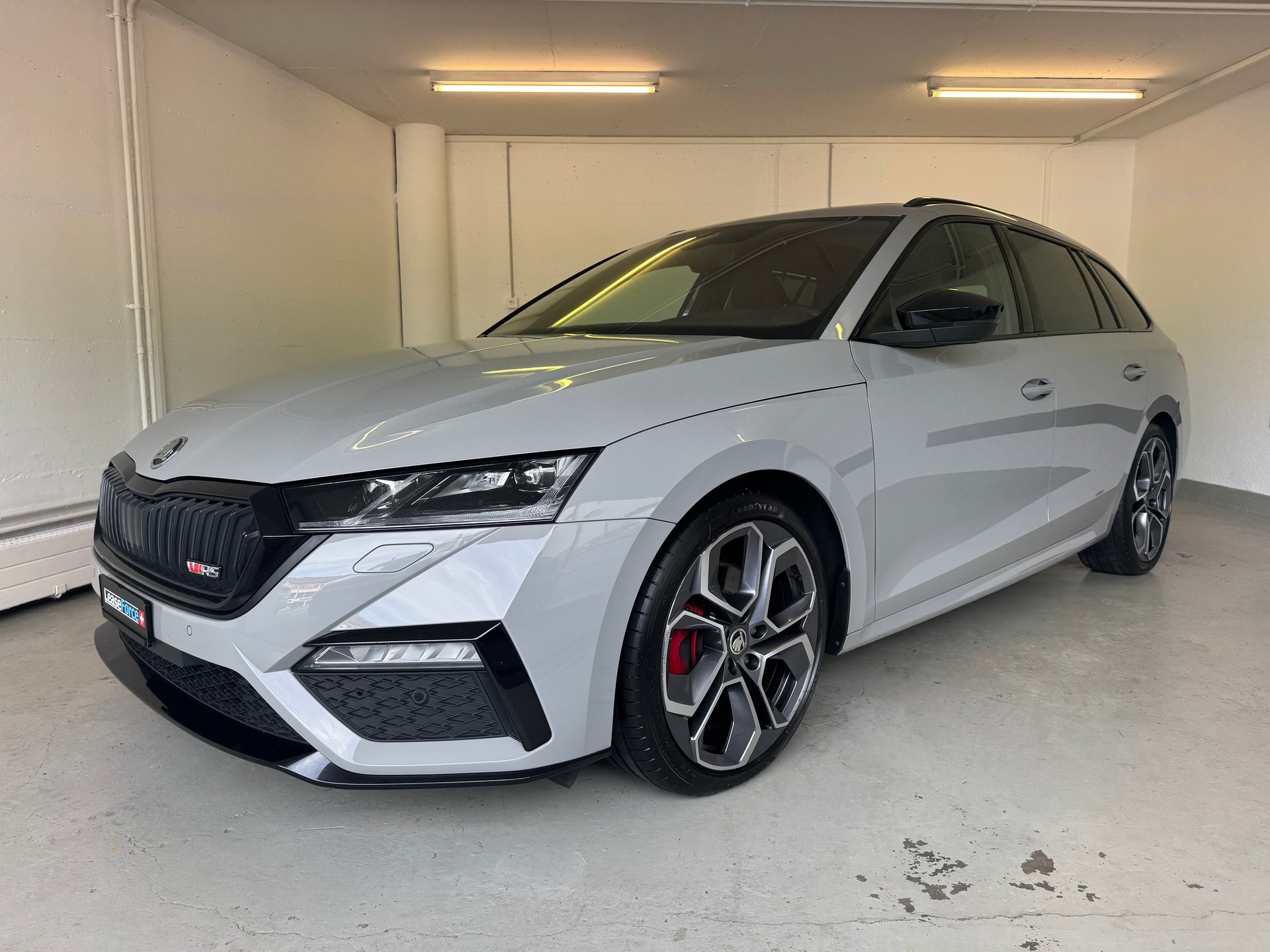 SKODA Octavia Combi 2.0 TDI DSG RS 4x4-image-1