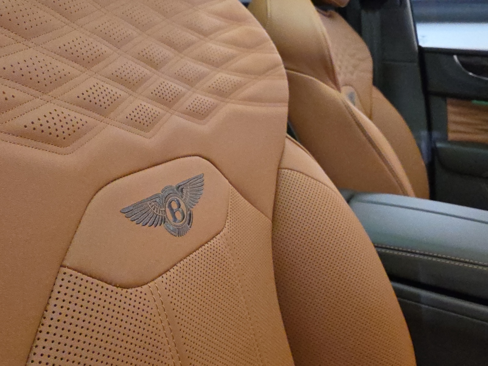 BENTLEY Bentayga Azure-image-26