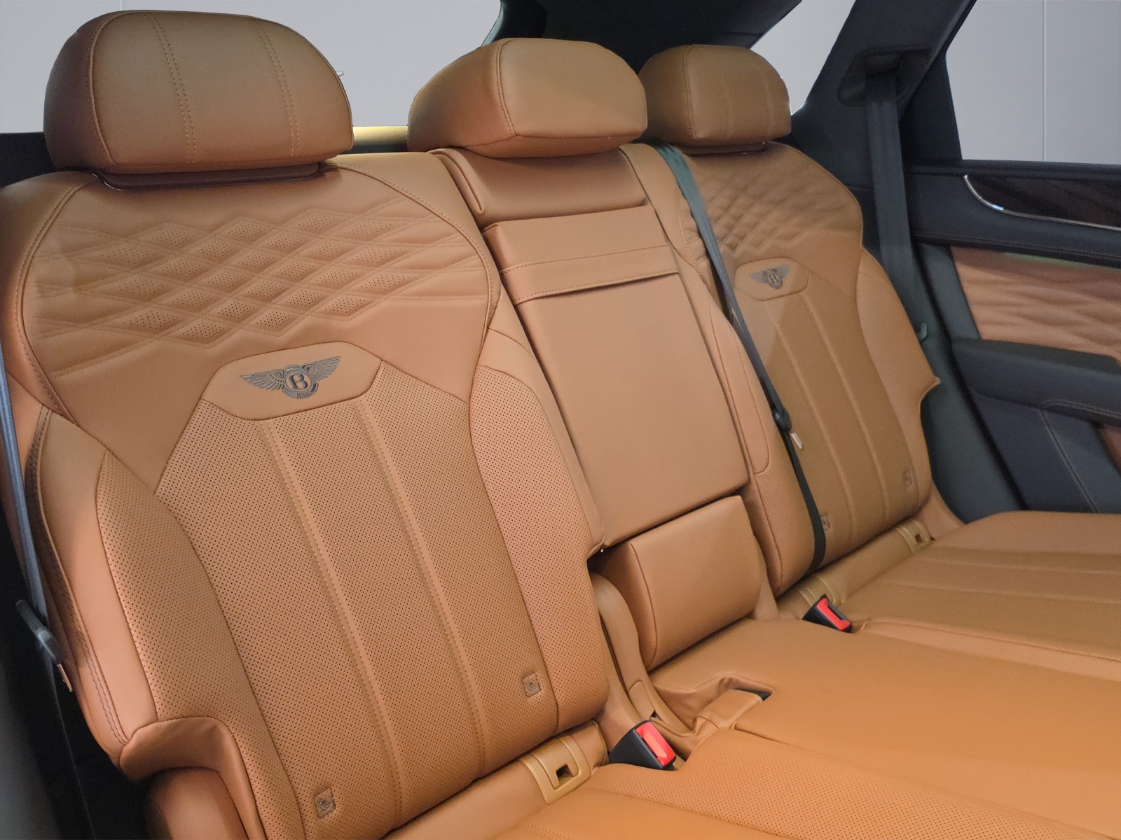 BENTLEY Bentayga Azure-image-17