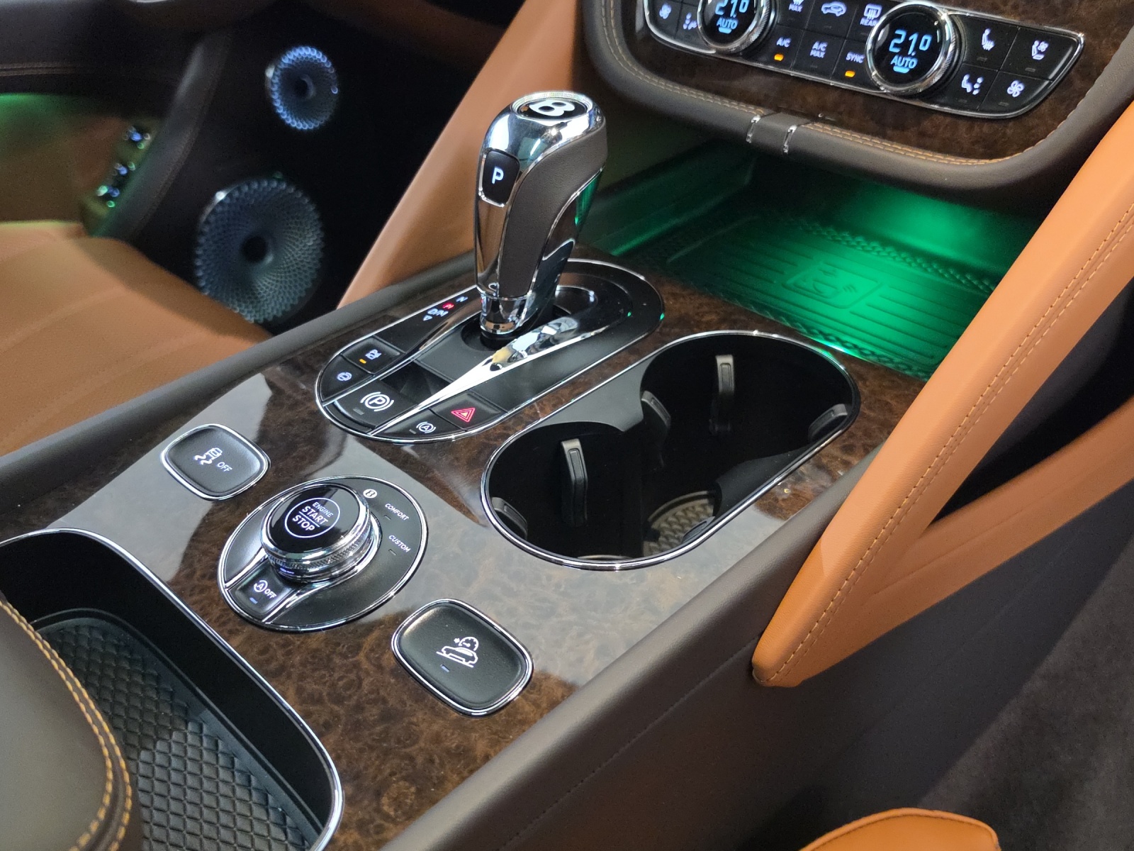 BENTLEY Bentayga Azure-image-27