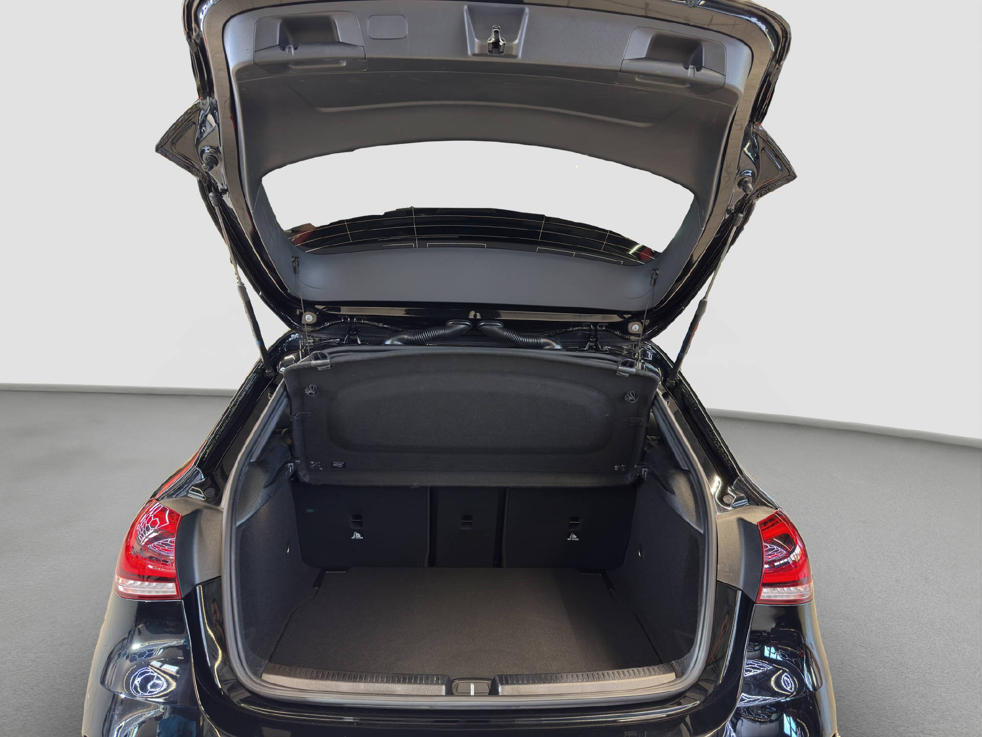 MERCEDES-BENZ A 200 AMG Line-image-14