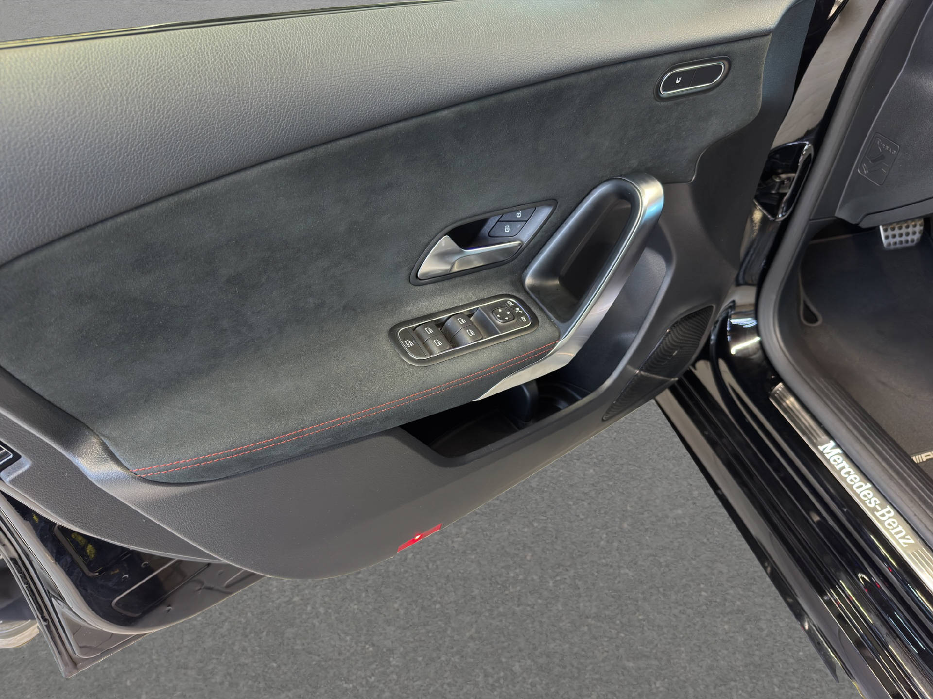 MERCEDES-BENZ A 200 AMG Line-image-12