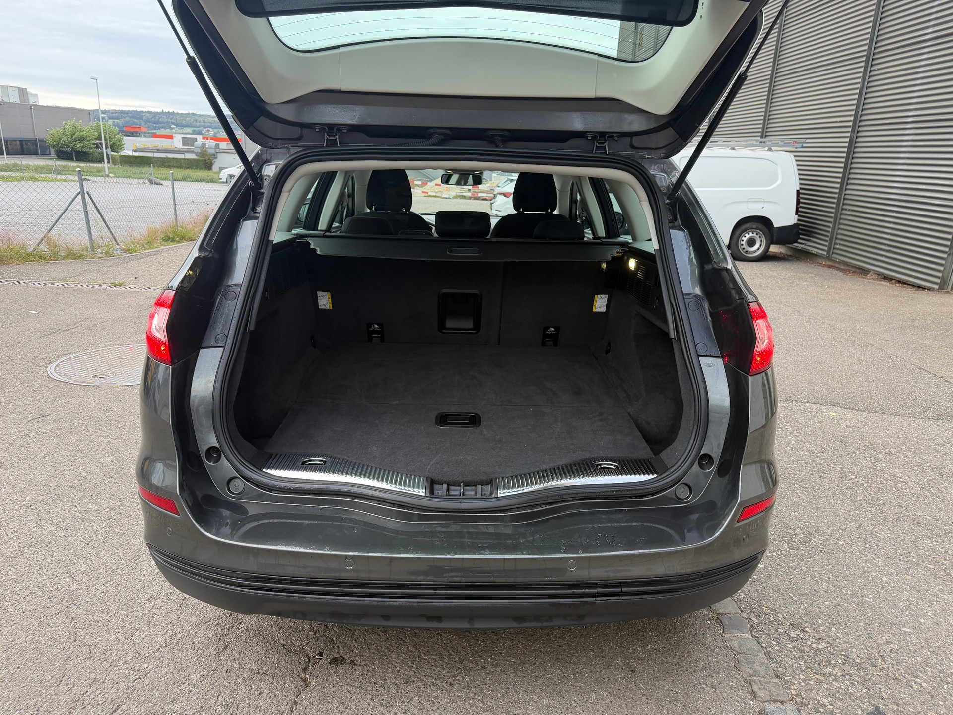 FORD Mondeo 2.0 TDCi Trend PowerShift ** Gr. Navi ** Klima-auto ** Tempomat ** PDC H ** RF- Kamera ** Sitzheizung ** Frisch Ab MFK-image-12