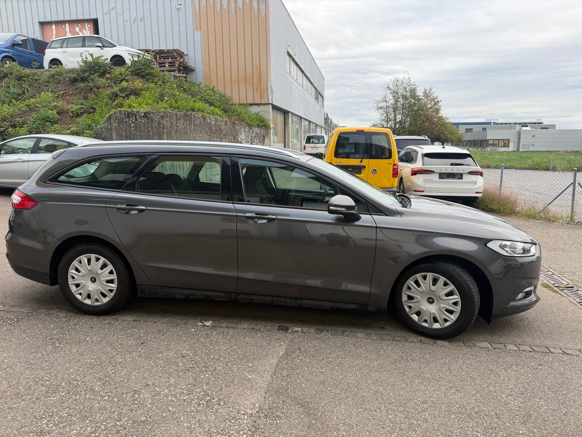 FORD Mondeo 2.0 TDCi Trend PowerShift ** Gr. Navi ** Klima-auto ** Tempomat ** PDC H ** RF- Kamera ** Sitzheizung ** Frisch Ab MFK-image-10