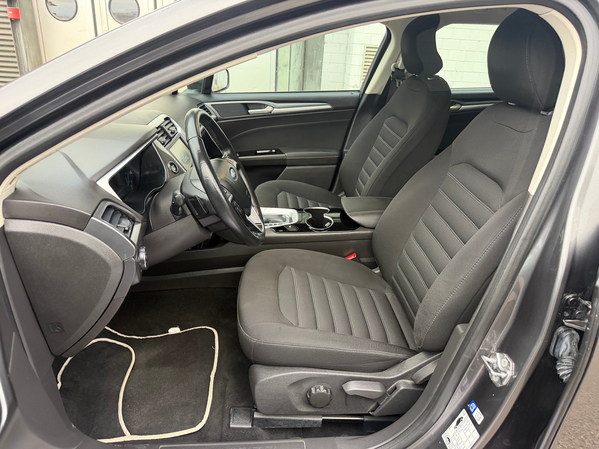 FORD Mondeo 2.0 TDCi Trend PowerShift ** Gr. Navi ** Klima-auto ** Tempomat ** PDC H ** RF- Kamera ** Sitzheizung ** Frisch Ab MFK-image-6