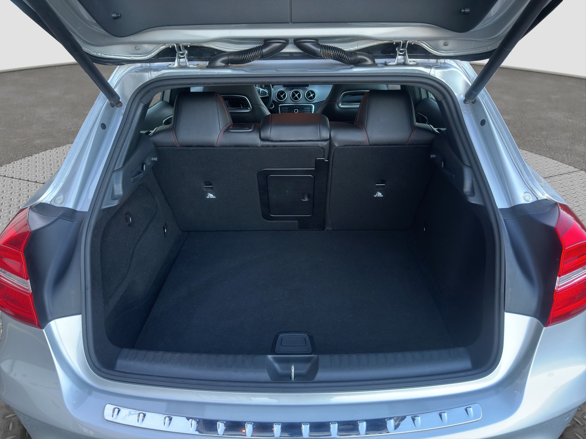 MERCEDES-BENZ GLA 220 d AMG Line 4Matic 7G-DCT-image-17