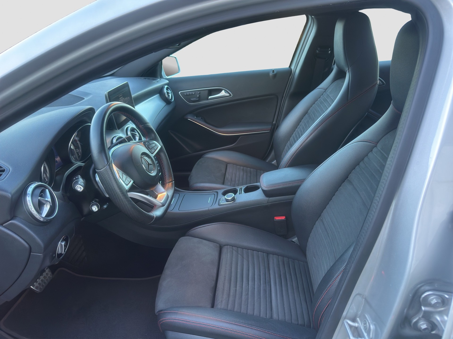 MERCEDES-BENZ GLA 220 d AMG Line 4Matic 7G-DCT-image-8