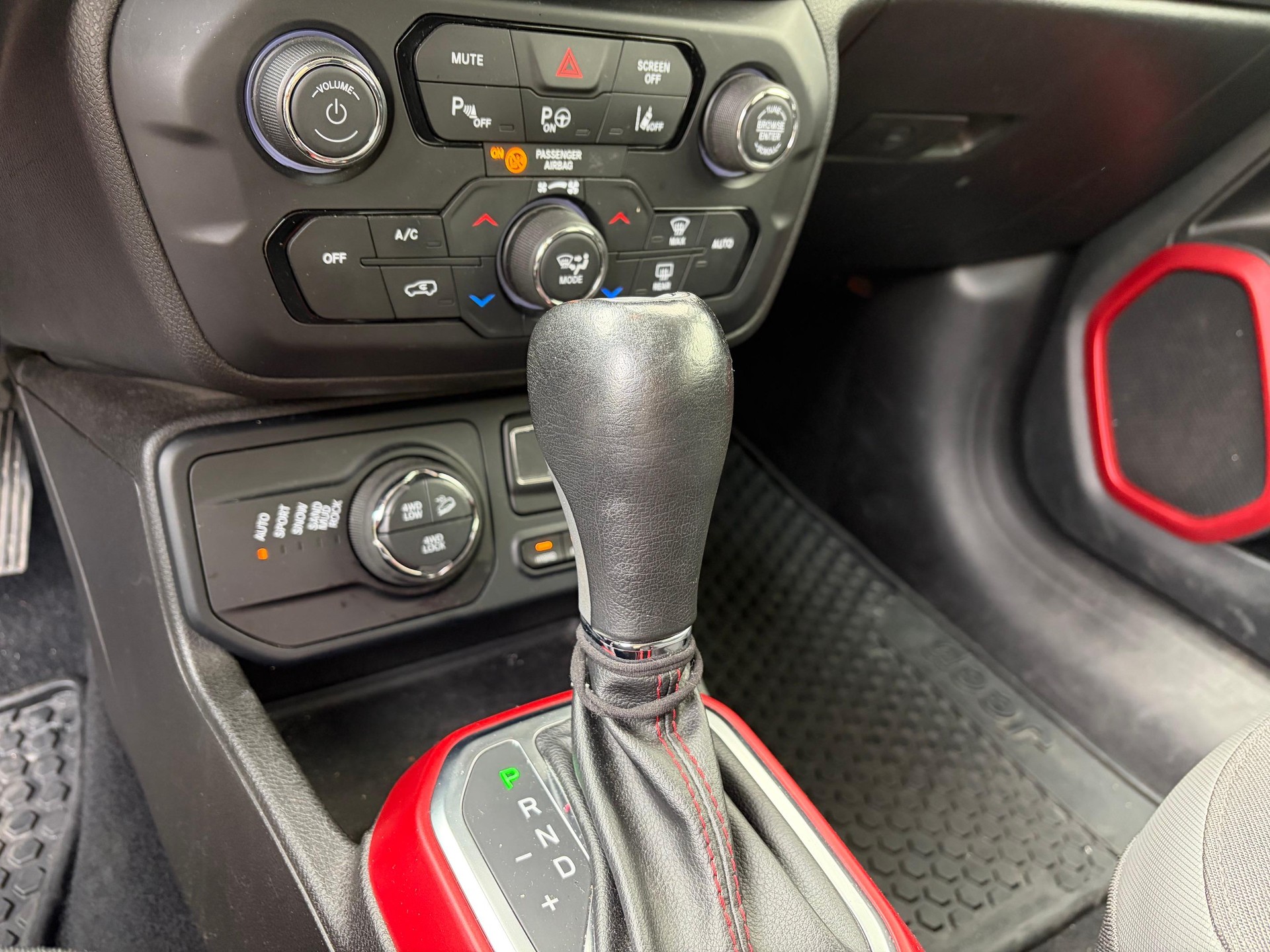 JEEP Renegade 1.3 Trailhawk 4xe-image-10