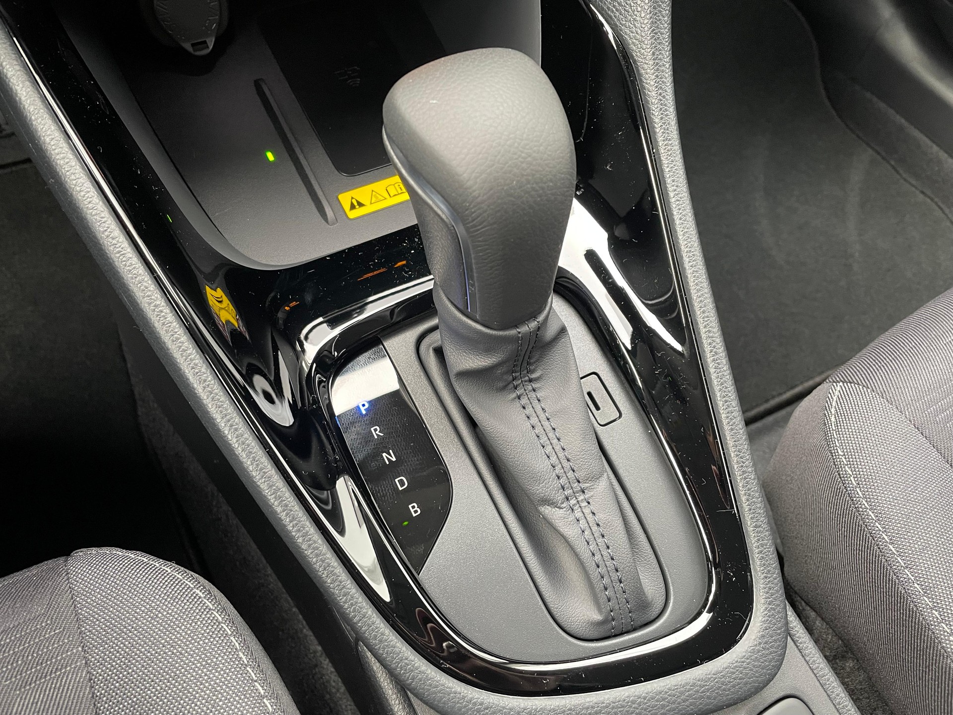 TOYOTA Yaris 1.5 VVT-i HSD Trend-image-12